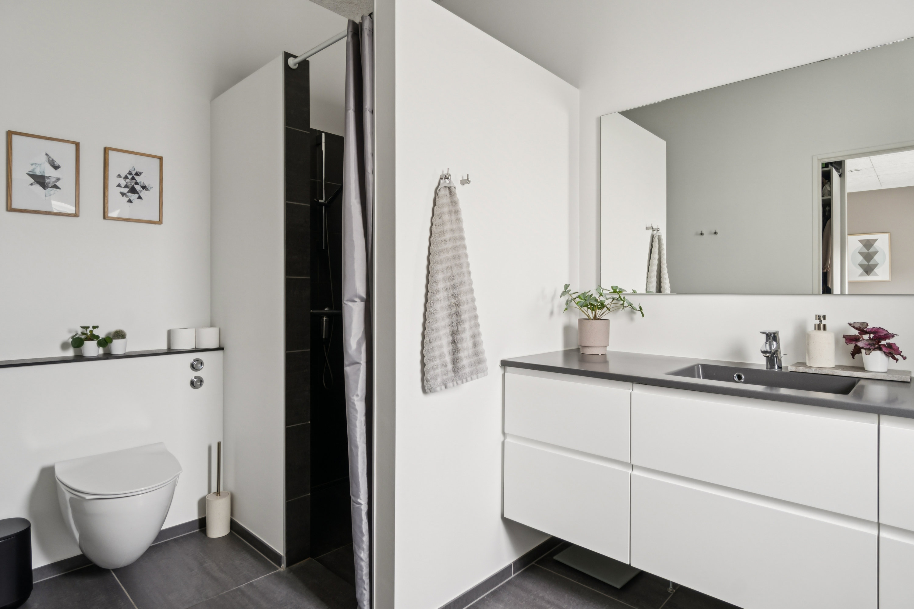 Fremhævet badeværelse billede i fuldskærmstilstand. Billede af Møgelvang 1, 8800 Viborg