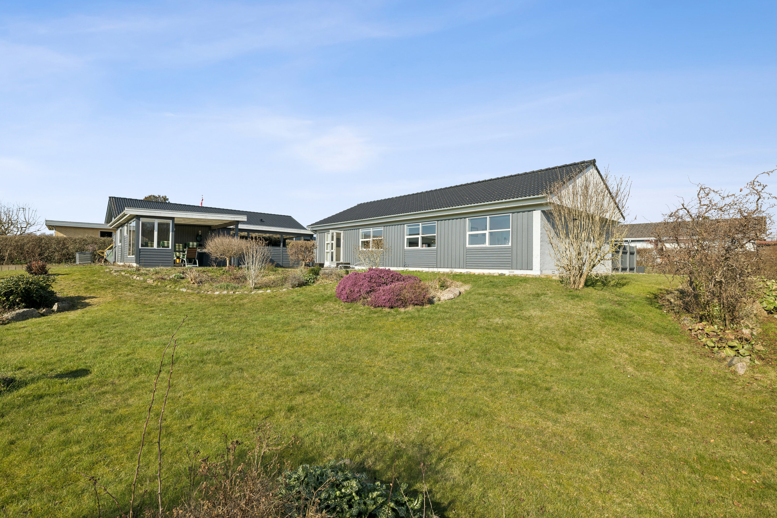 Fremhævet set fra haven billede i fuldskærmstilstand. Billede af Wandallsparken 58, 5700 Svendborg