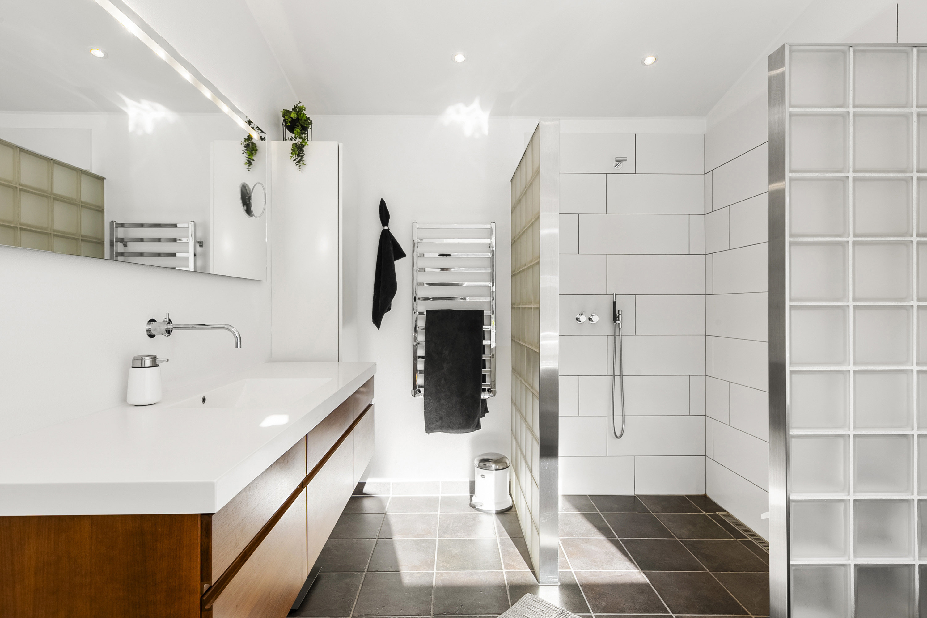 Fremhævet badeværelse billede i fuldskærmstilstand. Billede af Husholt 8, 6200 Aabenraa