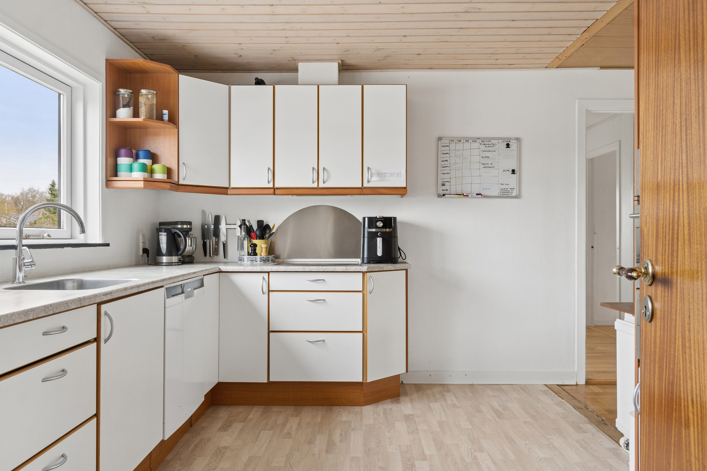 Fremhævet køkken billede i fuldskærmstilstand. Billede af Drosselvej 1, 4230 Skælskør