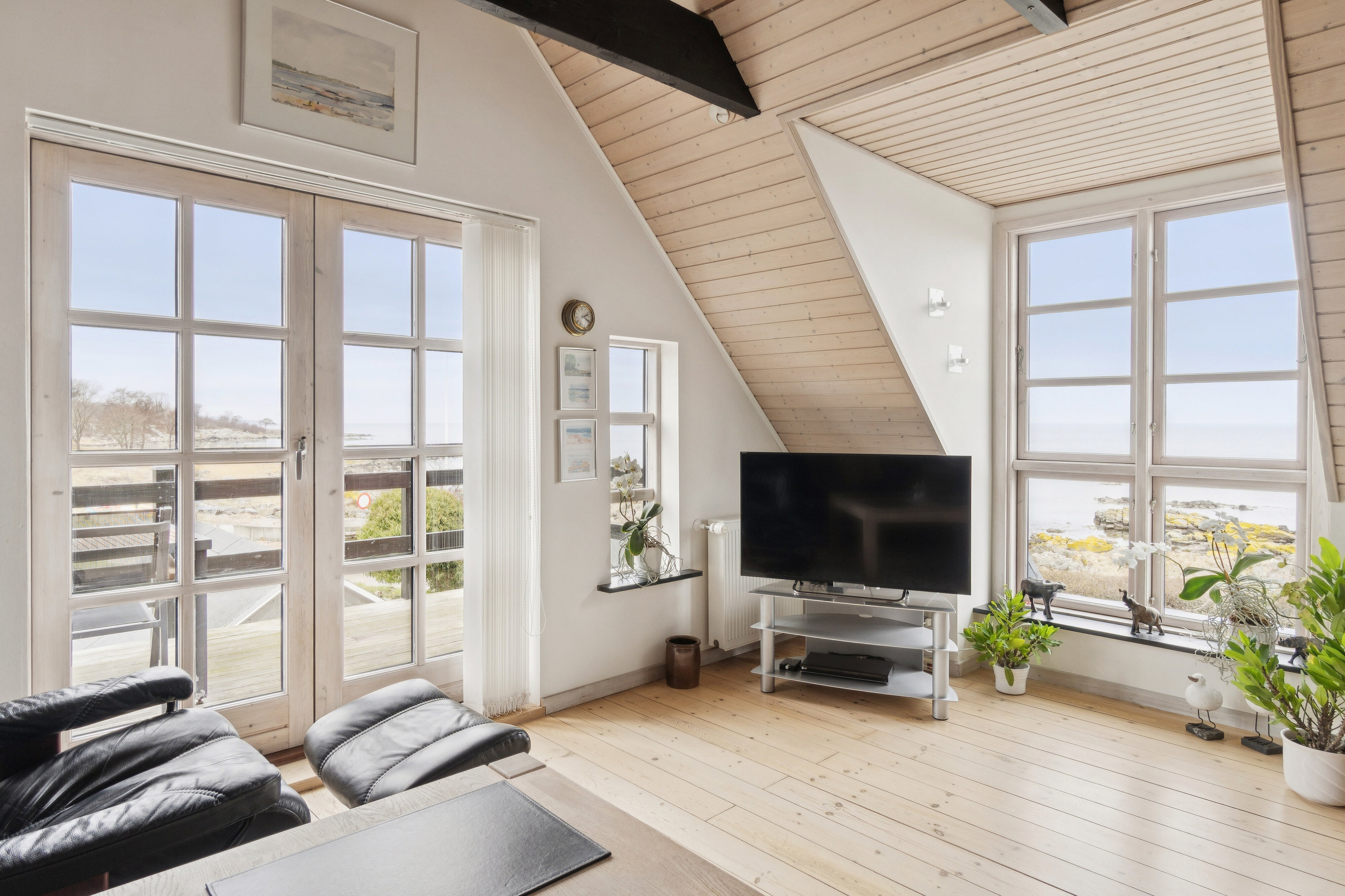 Fremhævet stue billede i fuldskærmstilstand. Billede af Bølshavn 29C, Bølshavn, 3740 Svaneke