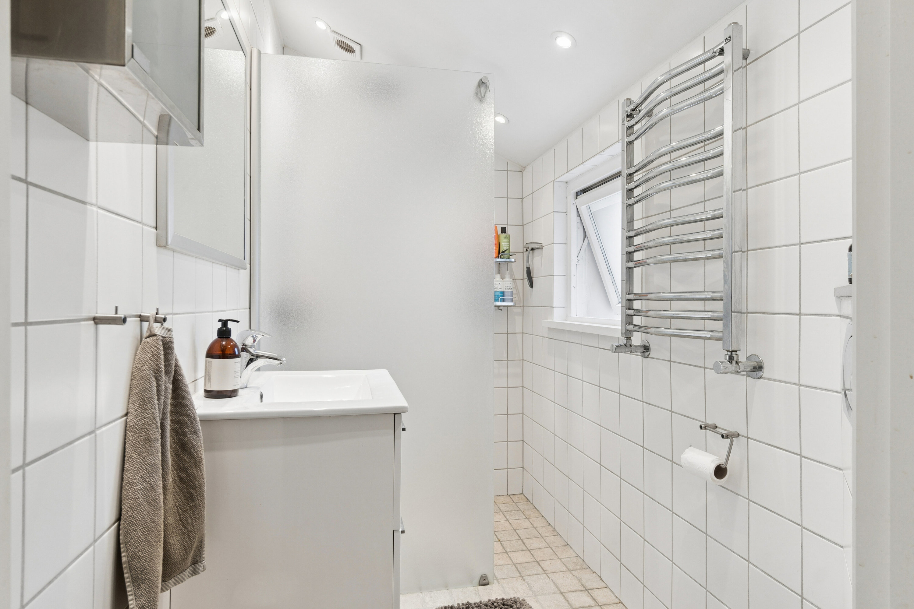 Fremhævet badeværelse billede i fuldskærmstilstand. Billede af Sennepsbakken 22, 3100 Hornbæk