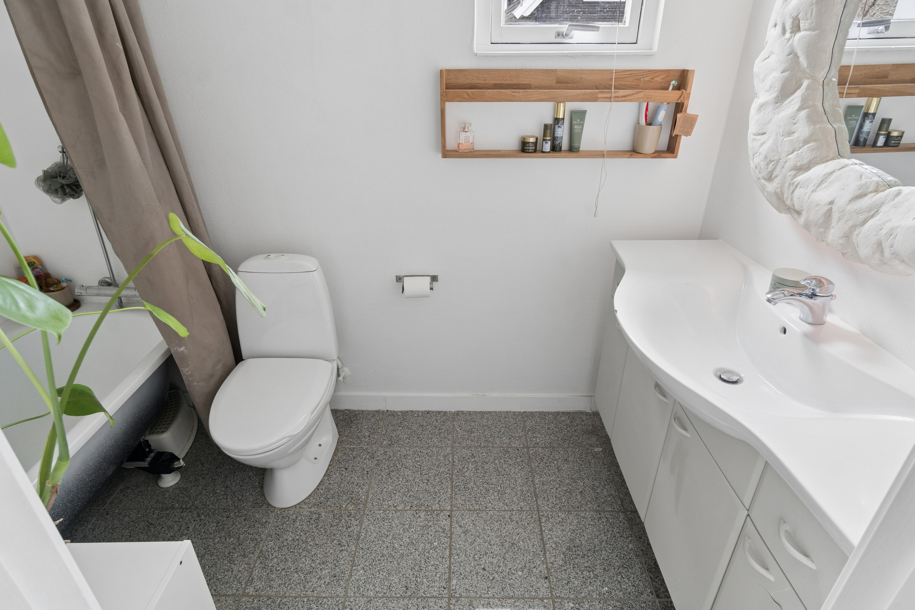 Fremhævet badeværelse billede i fuldskærmstilstand. Billede af Sennepsbakken 22, 3100 Hornbæk