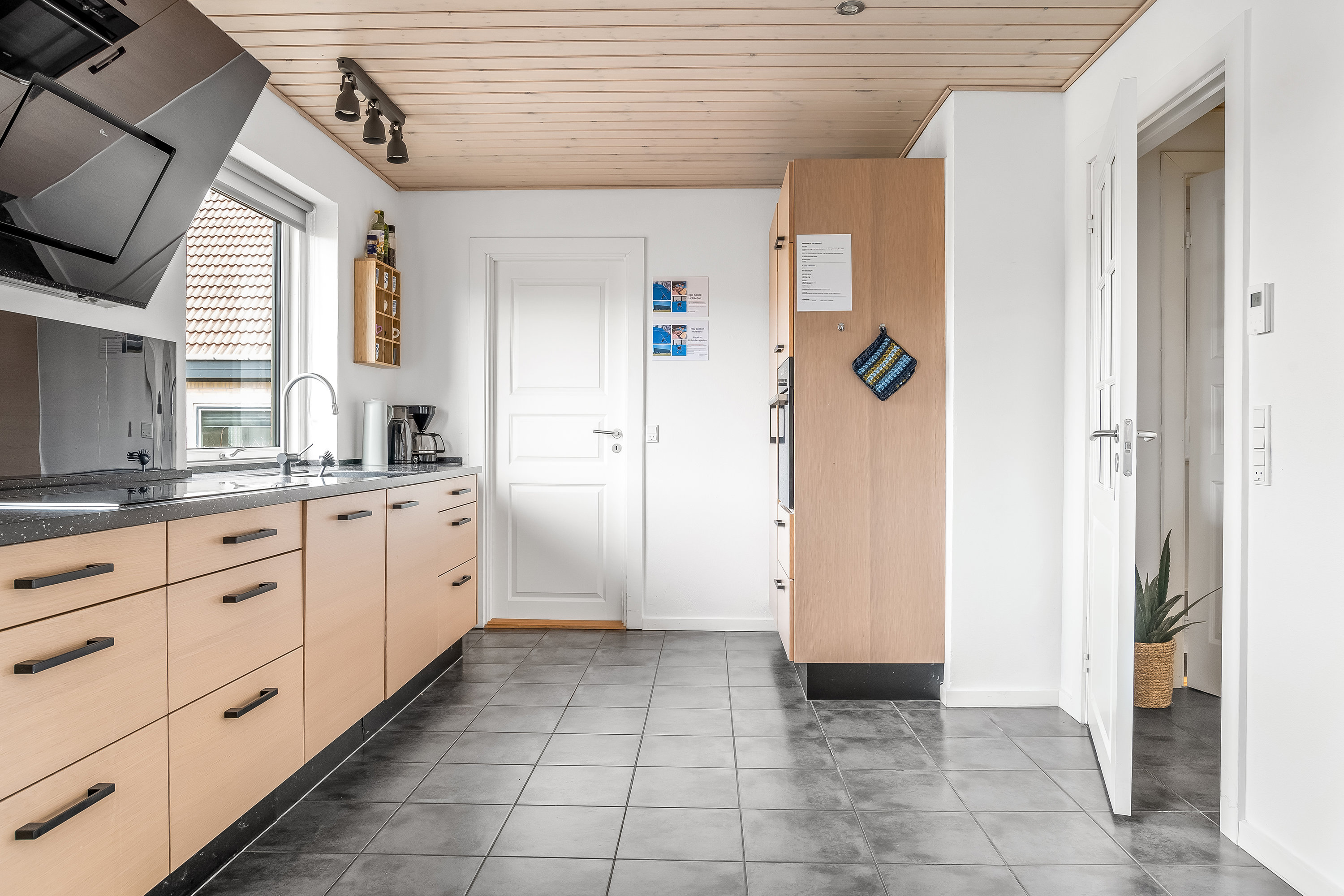 Fremhævet køkken billede i fuldskærmstilstand. Billede af Anne Franks Vej 2, 7500 Holstebro