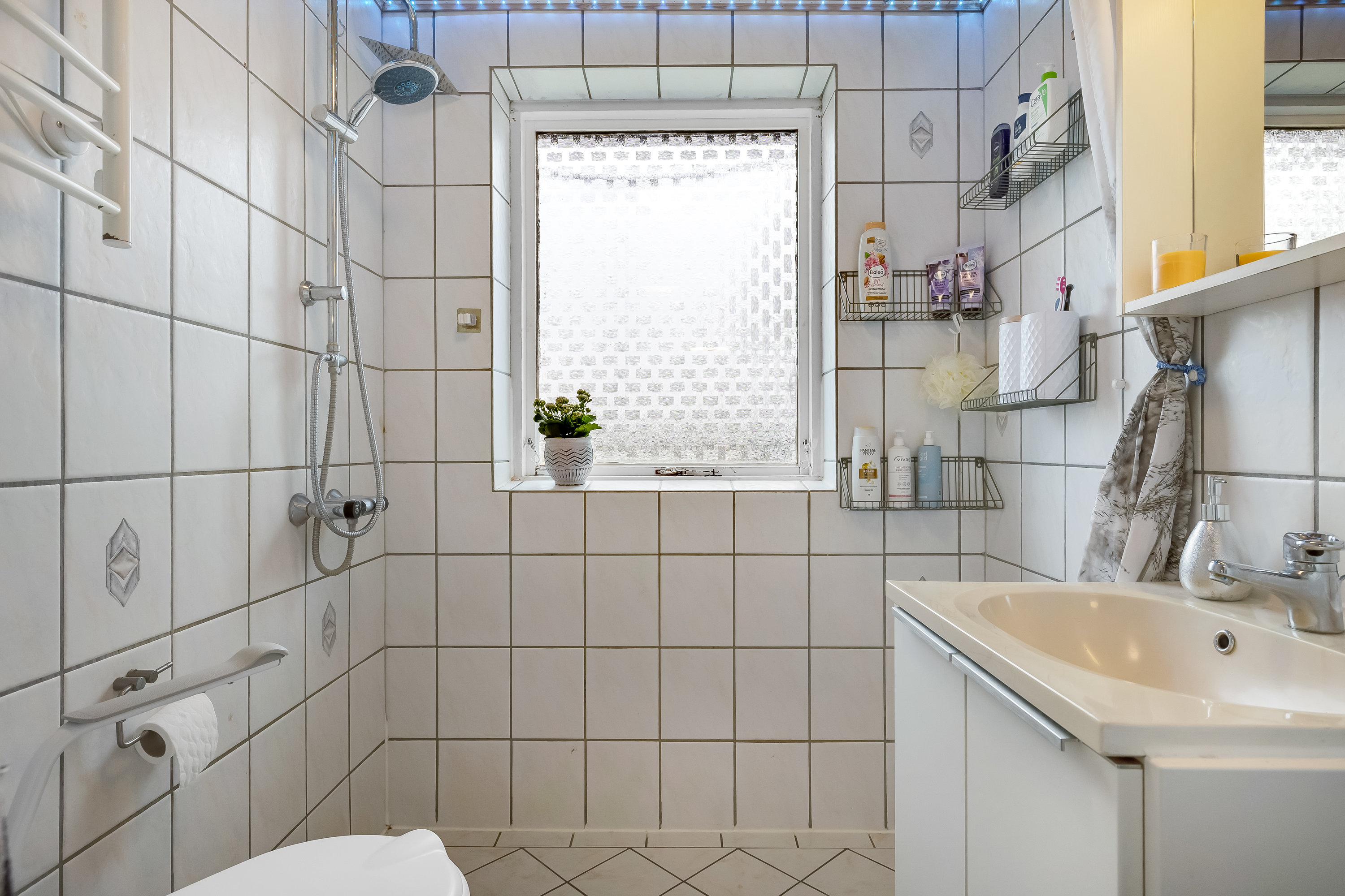 Fremhævet badeværelse billede i fuldskærmstilstand. Billede af Burkal Kirkevej 22, 6372 Bylderup-Bov