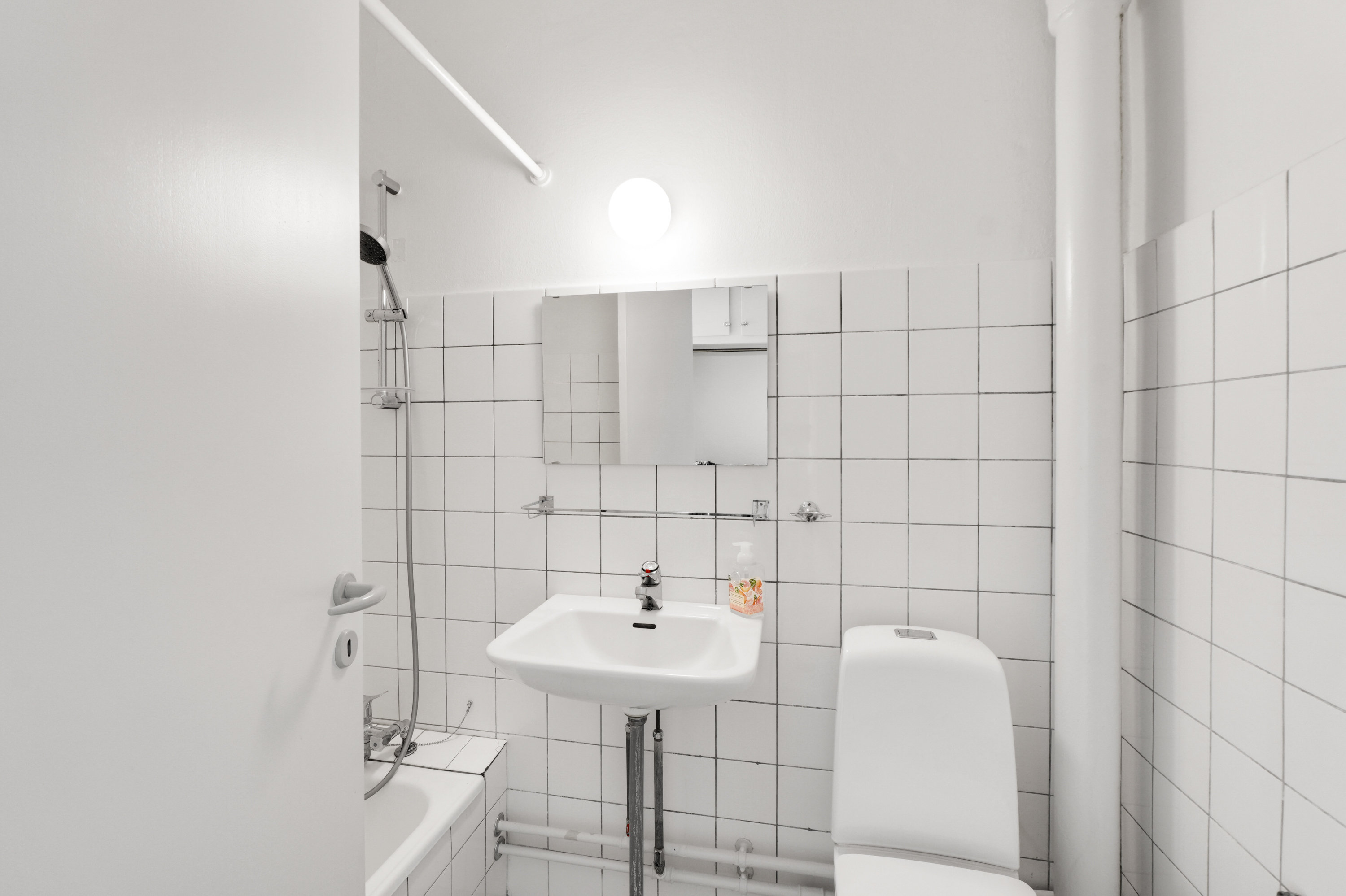 Fremhævet badeværelse billede i fuldskærmstilstand. Billede af Kongelundsvej 71C, 2. 2., 2300 København S