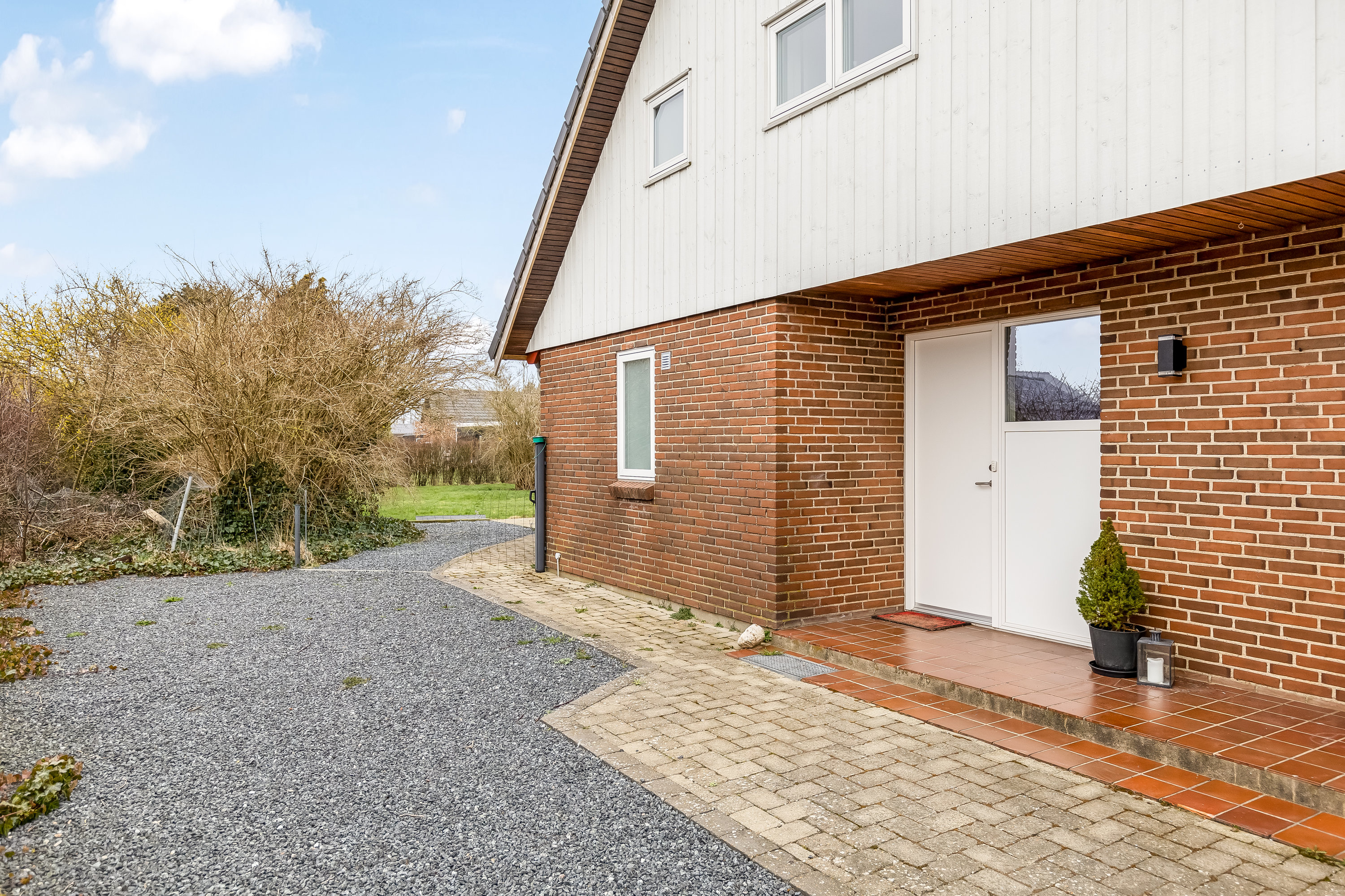 Fremhævet facade billede i fuldskærmstilstand. Billede af Åløkke 11, 6372 Bylderup-Bov