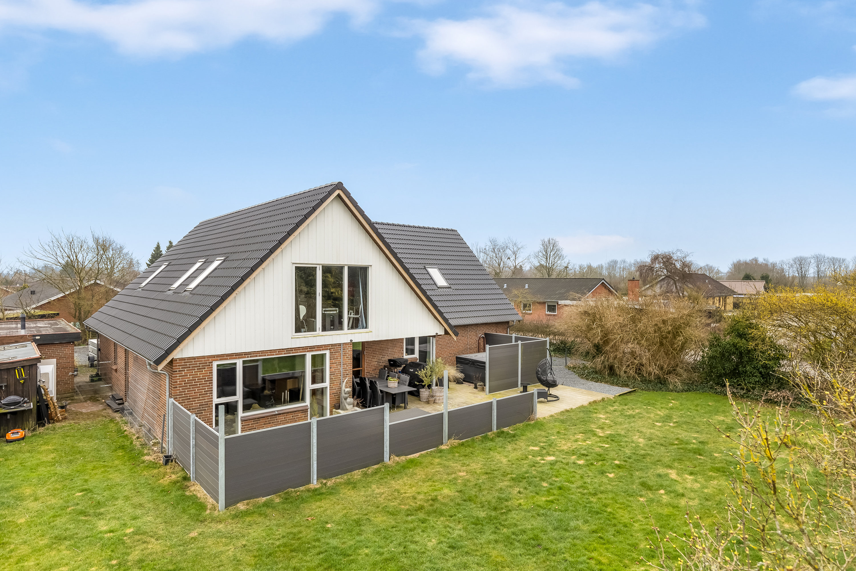 Fremhævet facade billede i fuldskærmstilstand. Billede af Åløkke 11, 6372 Bylderup-Bov