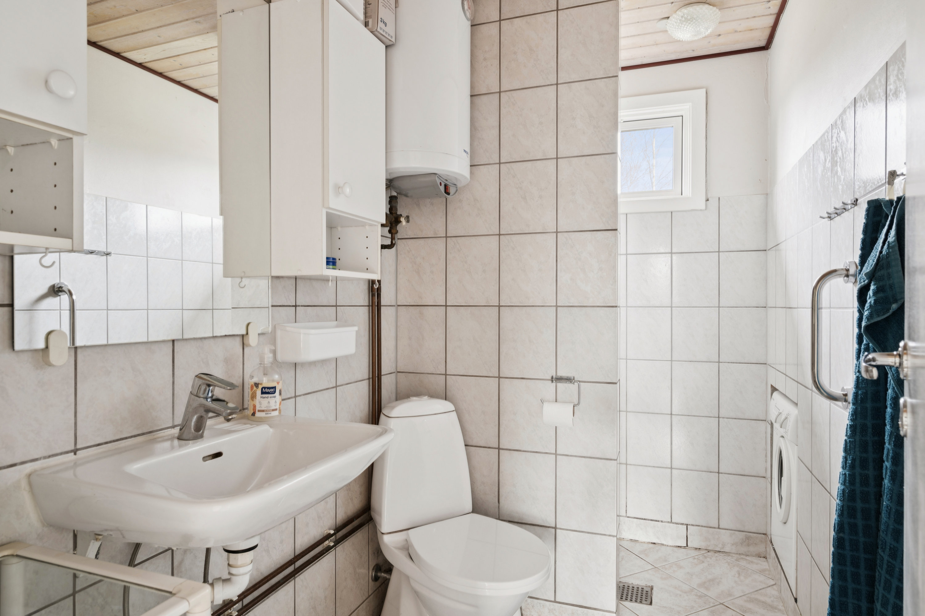 Fremhævet badeværelse billede i fuldskærmstilstand. Billede af Lærkelundsvej 9, Øer, 8400 Ebeltoft