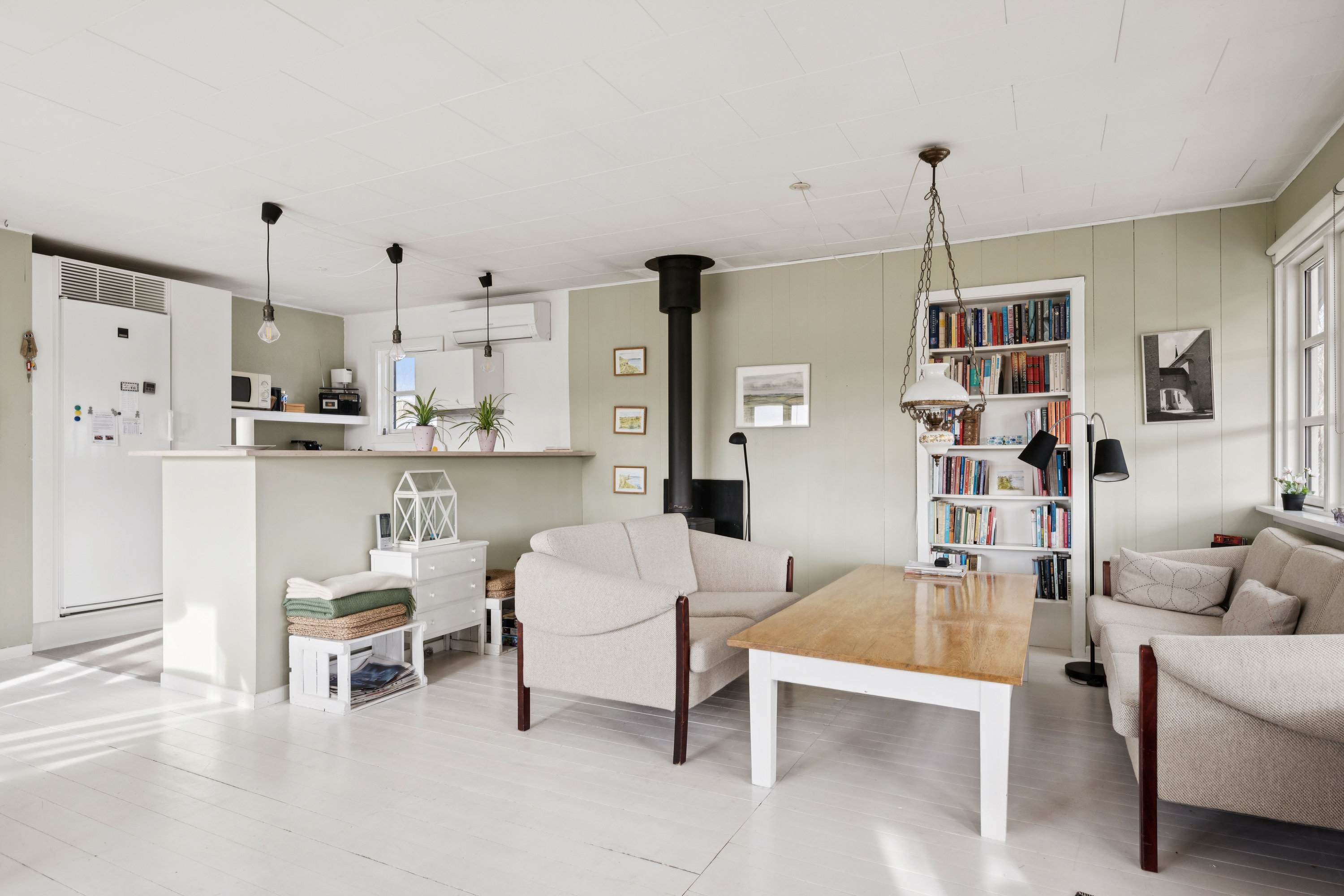 Fremhævet stue billede i fuldskærmstilstand. Billede af Lærkelundsvej 9, Øer, 8400 Ebeltoft