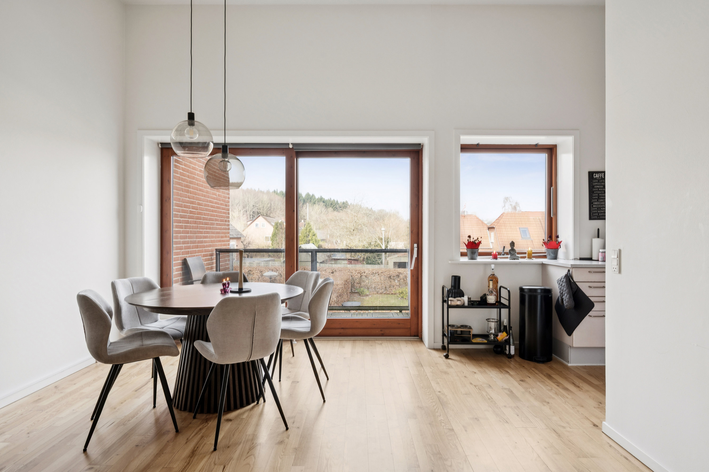 Fremhævet stue billede i fuldskærmstilstand. Billede af Nørregade 1B, 1. tv., 8382 Hinnerup