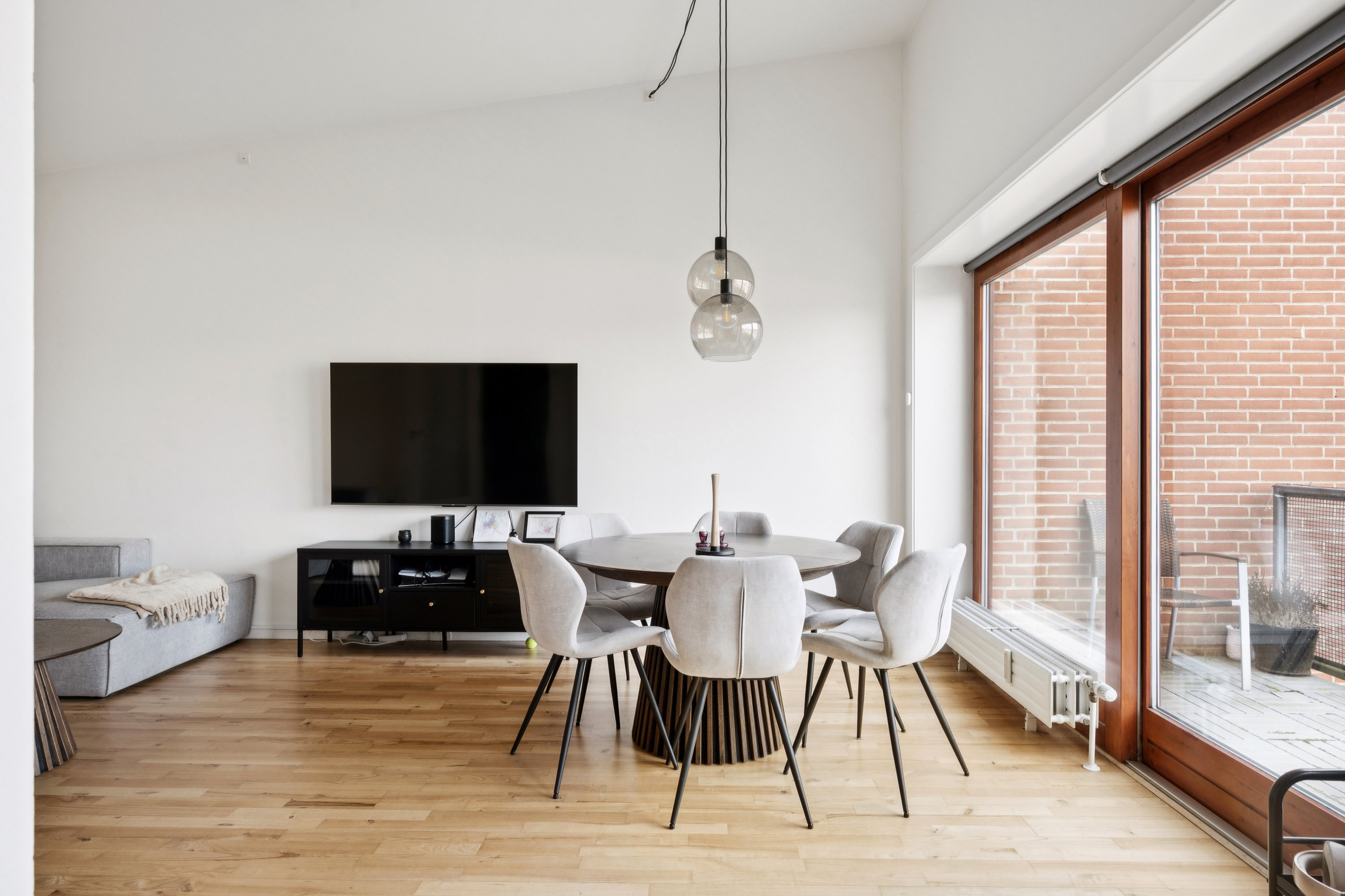 Fremhævet stue billede i fuldskærmstilstand. Billede af Nørregade 1B, 1. tv., 8382 Hinnerup