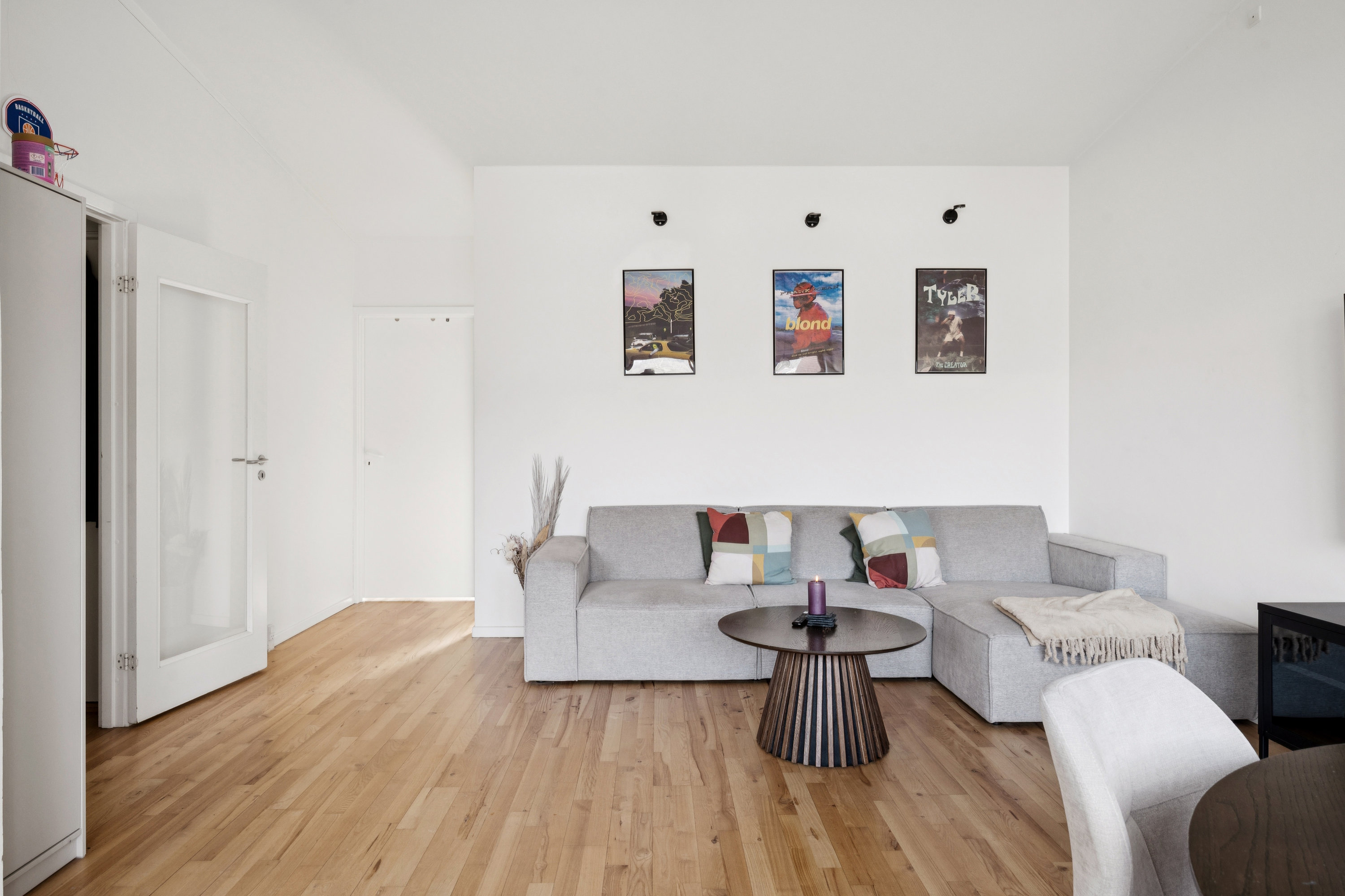 Fremhævet stue billede i fuldskærmstilstand. Billede af Nørregade 1B, 1. tv., 8382 Hinnerup