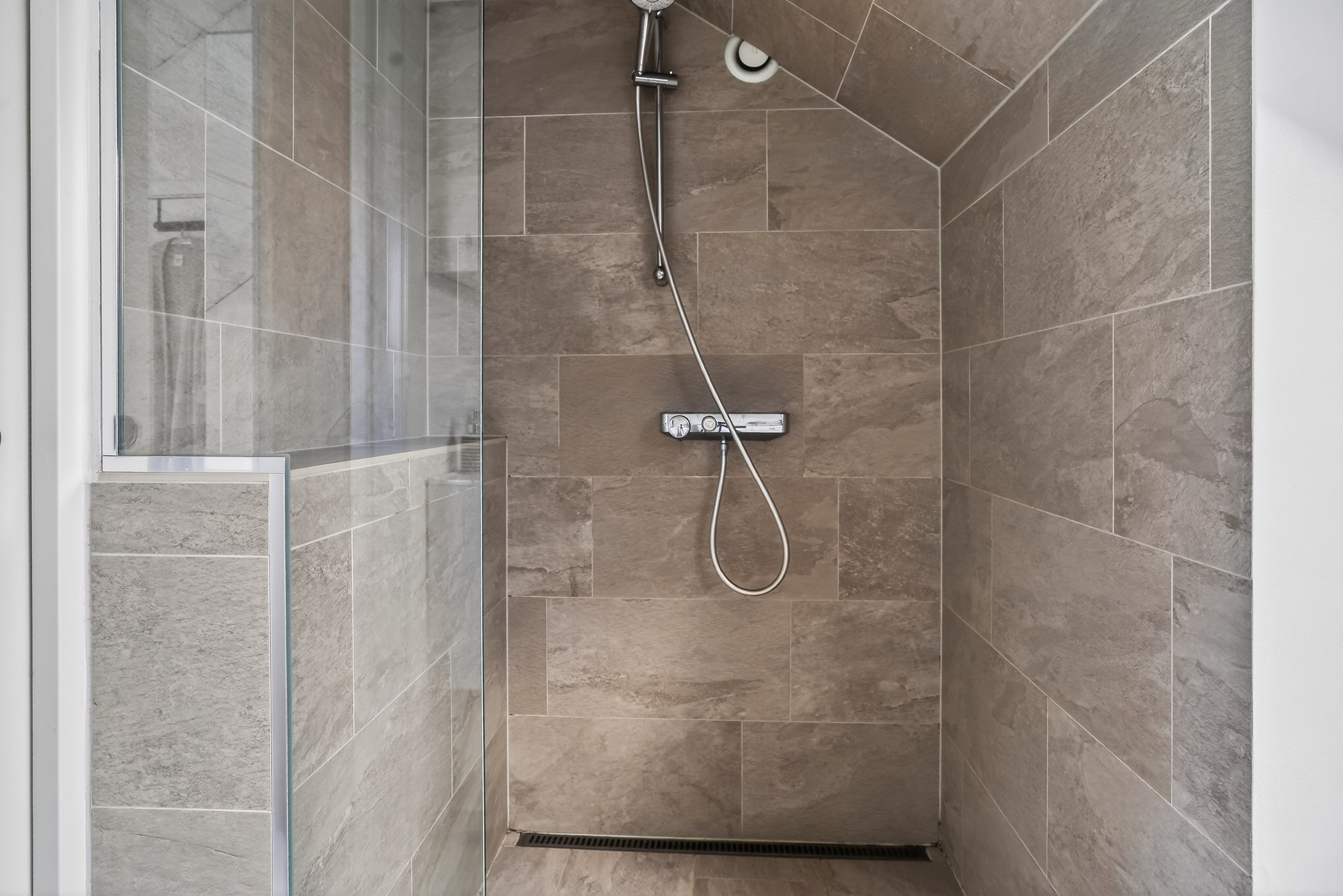 Fremhævet badeværelse billede i fuldskærmstilstand. Billede af Nørredamsvej 12A, 3480 Fredensborg