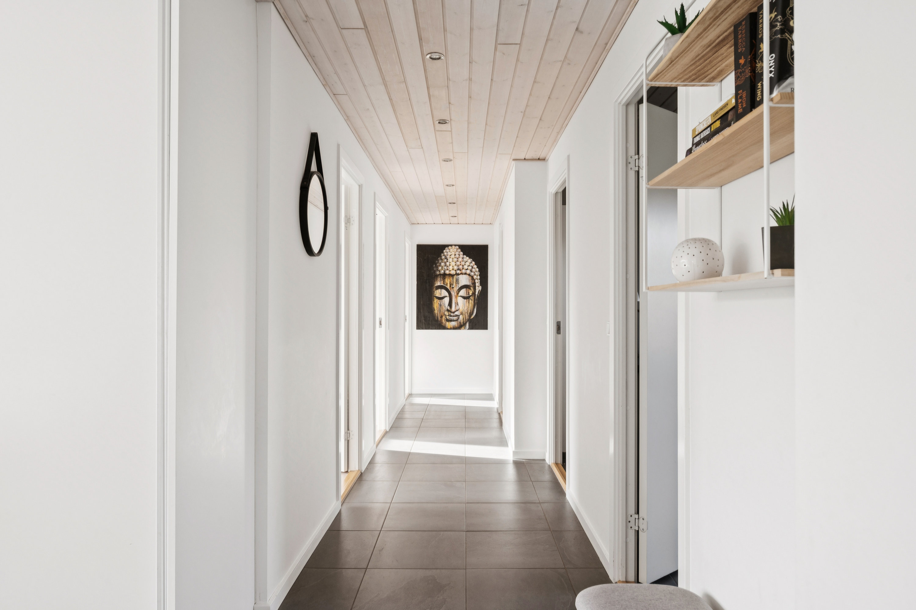 Fremhævet gang billede i fuldskærmstilstand. Billede af Nørrevangen 36, 8382 Hinnerup