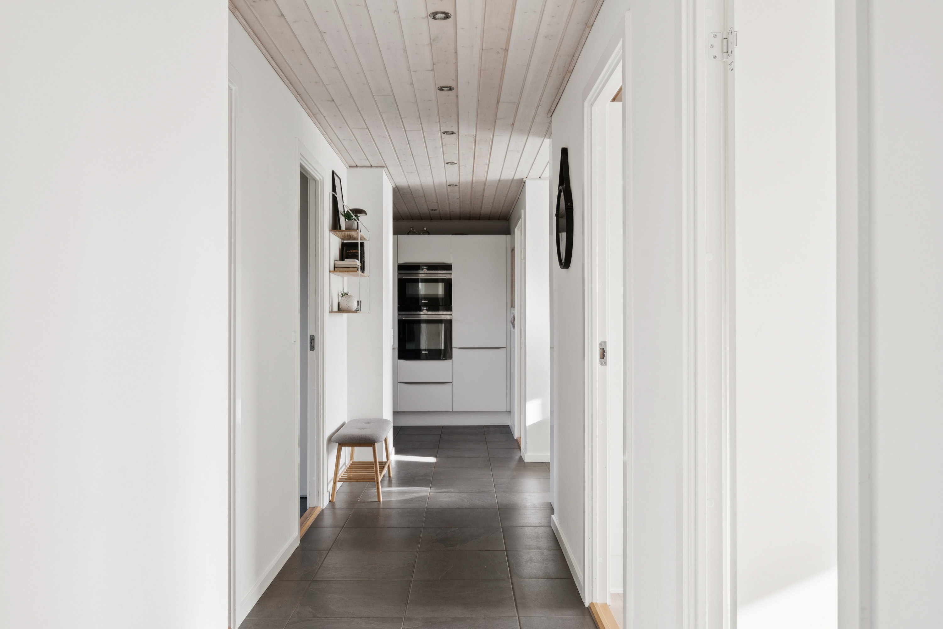 Fremhævet gang billede i fuldskærmstilstand. Billede af Nørrevangen 36, 8382 Hinnerup