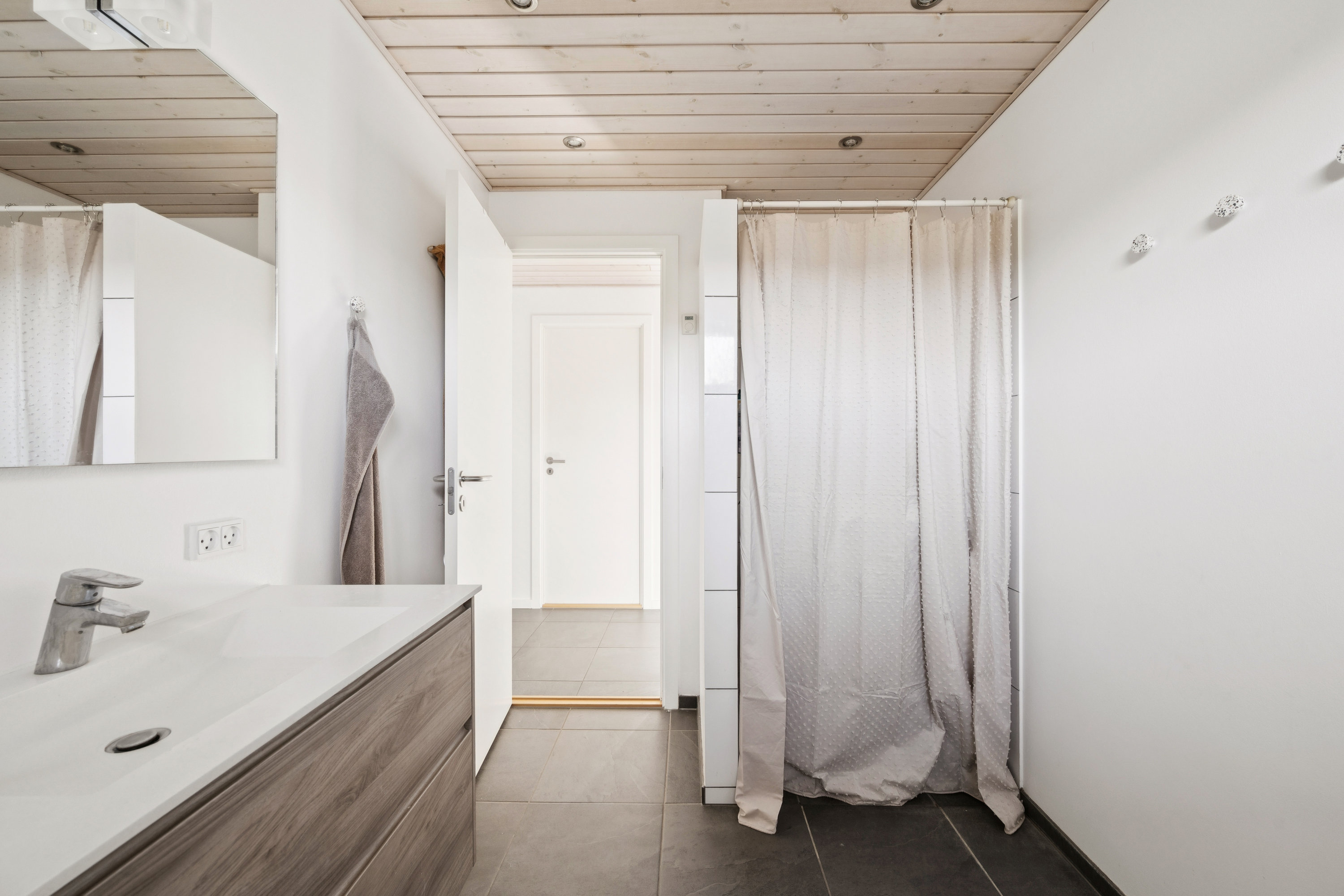 Fremhævet gang billede i fuldskærmstilstand. Billede af Nørrevangen 36, 8382 Hinnerup