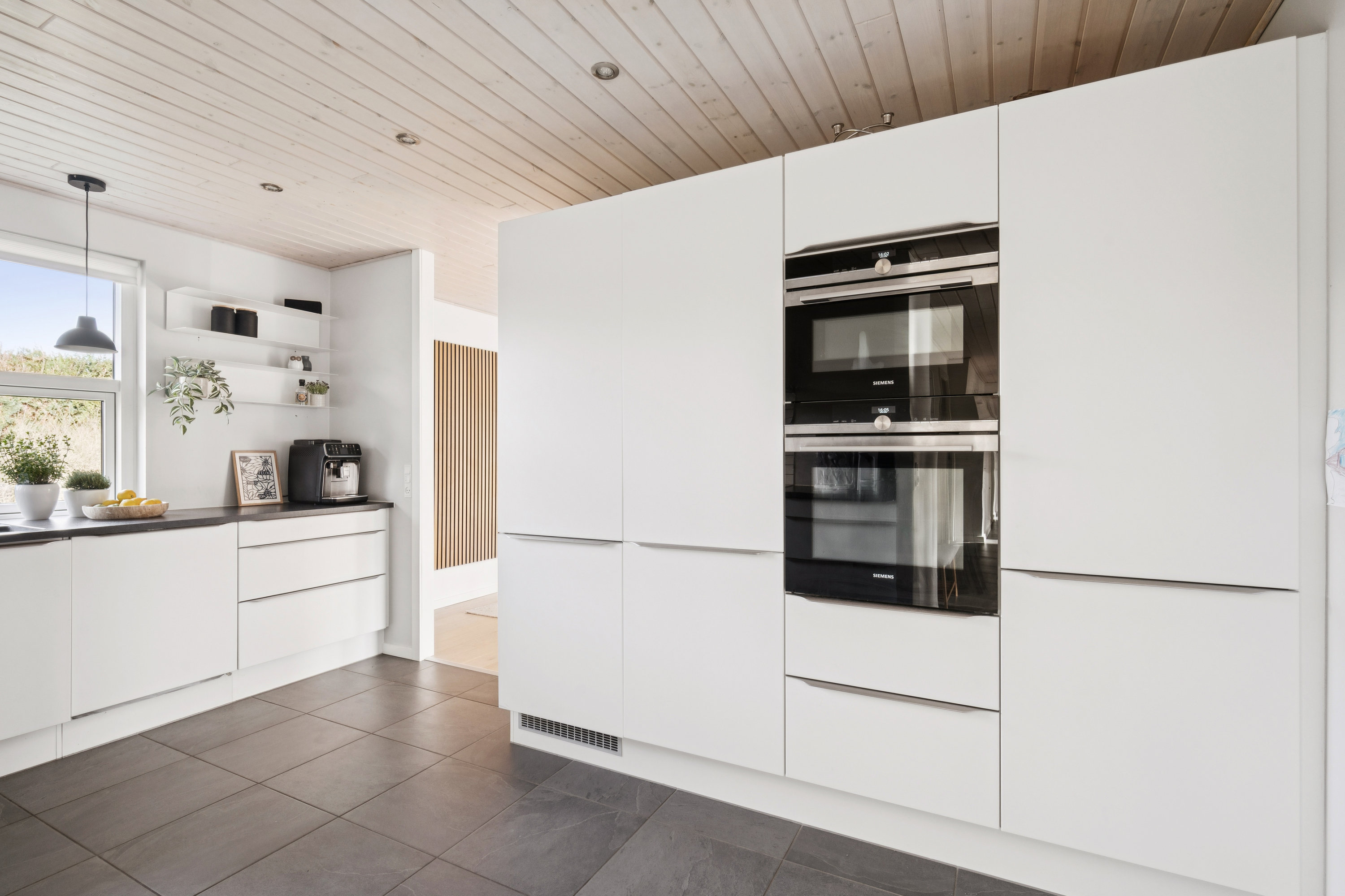 Fremhævet køkken billede i fuldskærmstilstand. Billede af Nørrevangen 36, 8382 Hinnerup