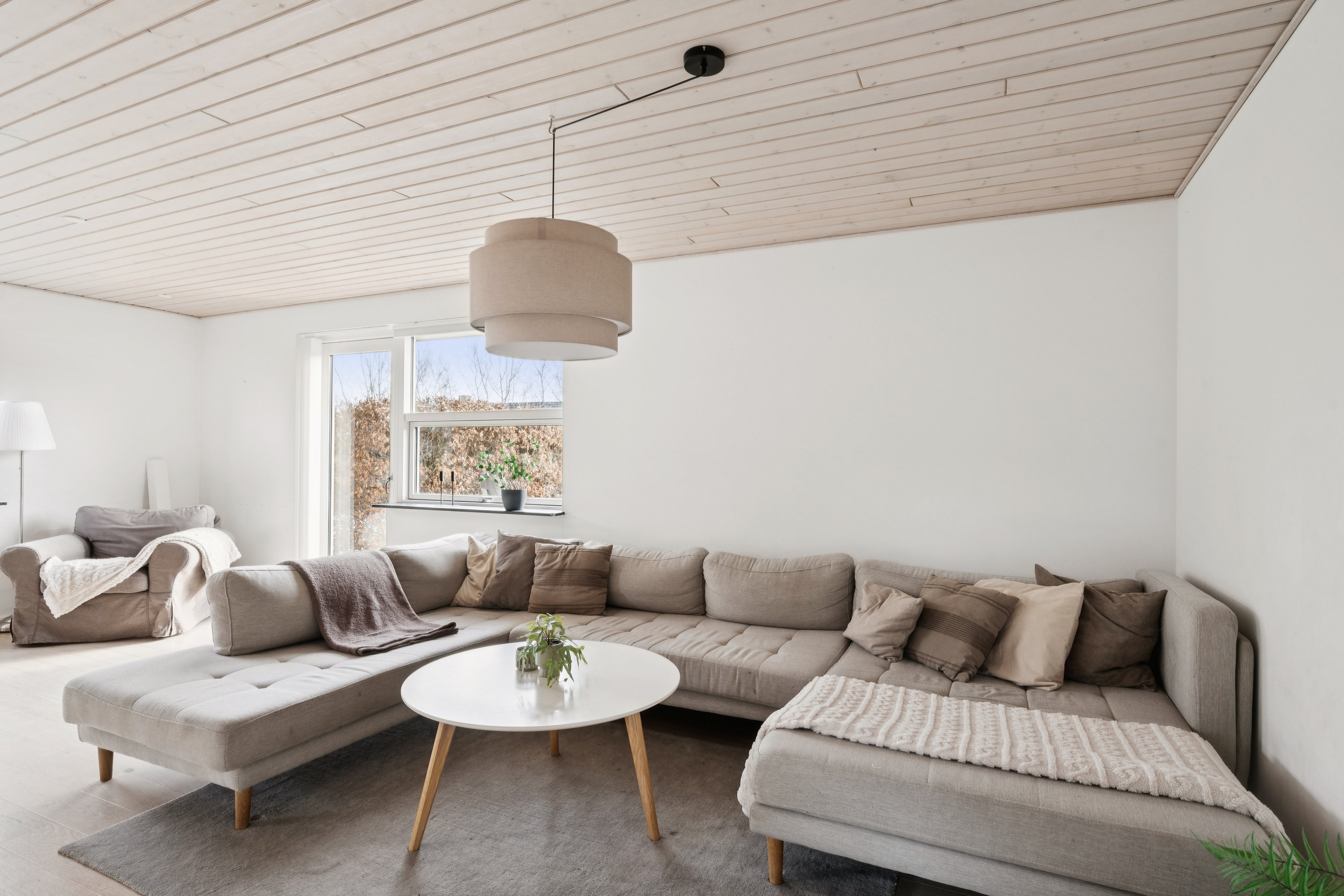 Fremhævet stue billede i fuldskærmstilstand. Billede af Nørrevangen 36, 8382 Hinnerup