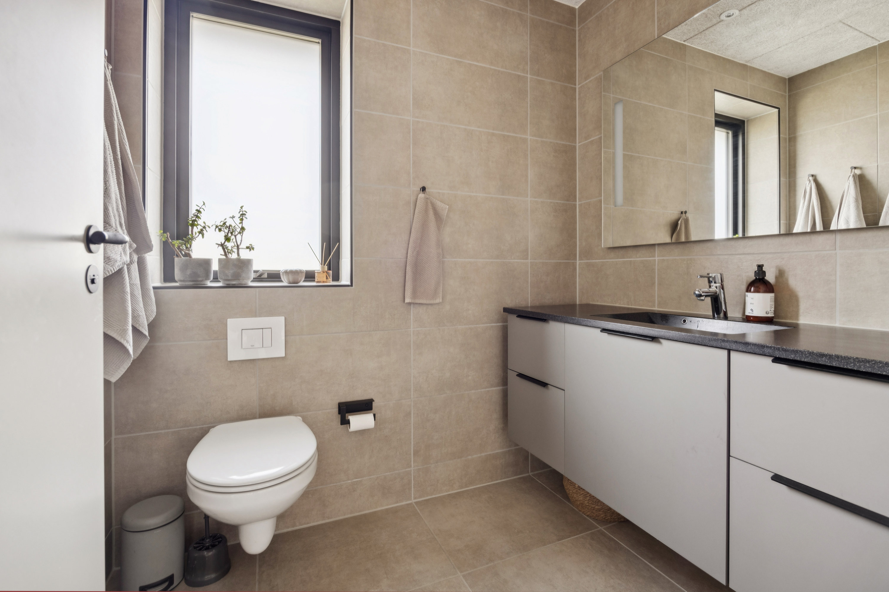 Fremhævet badeværelse billede i fuldskærmstilstand. Billede af Østermarken 327, 9320 Hjallerup