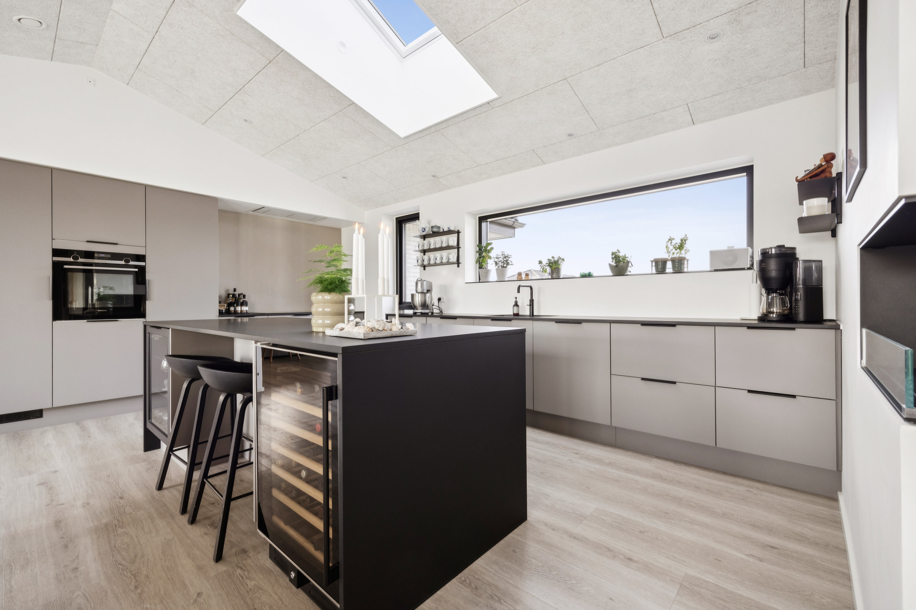 Fremhævet køkken billede i fuldskærmstilstand. Billede af Østermarken 327, 9320 Hjallerup