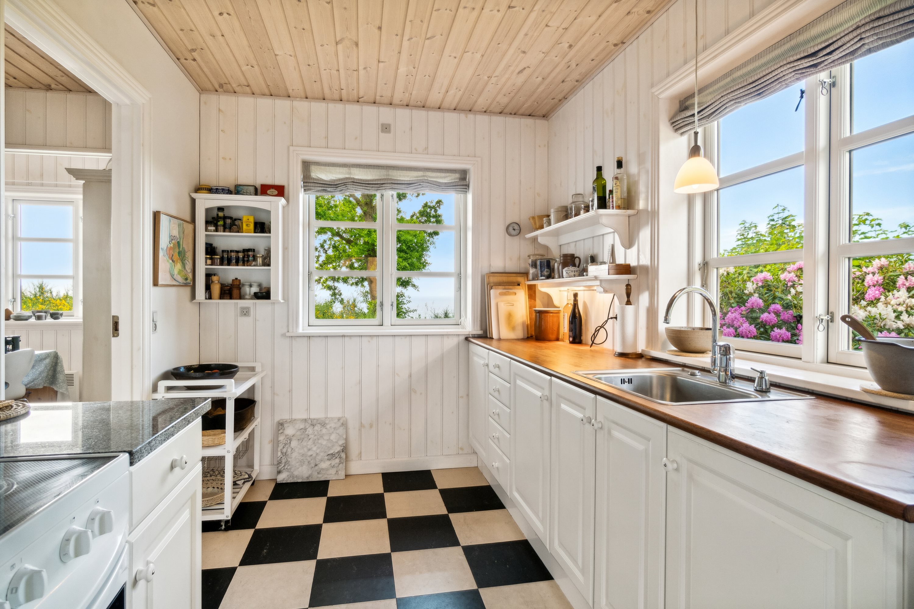 Fremhævet køkken billede i fuldskærmstilstand. Billede af Lersøvej 13, 3700 Rønne