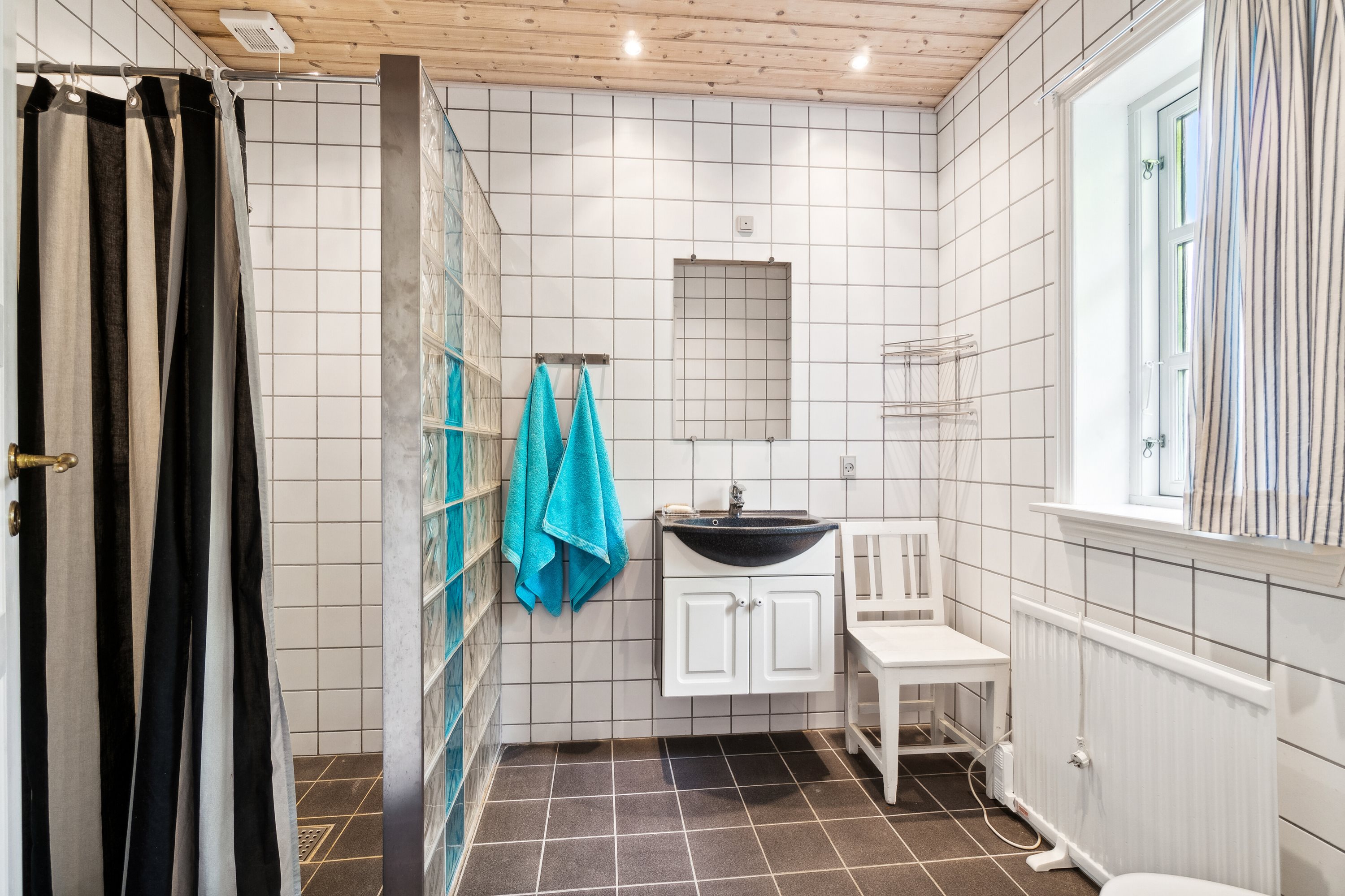 Fremhævet badeværelse billede i fuldskærmstilstand. Billede af Lersøvej 13, 3700 Rønne