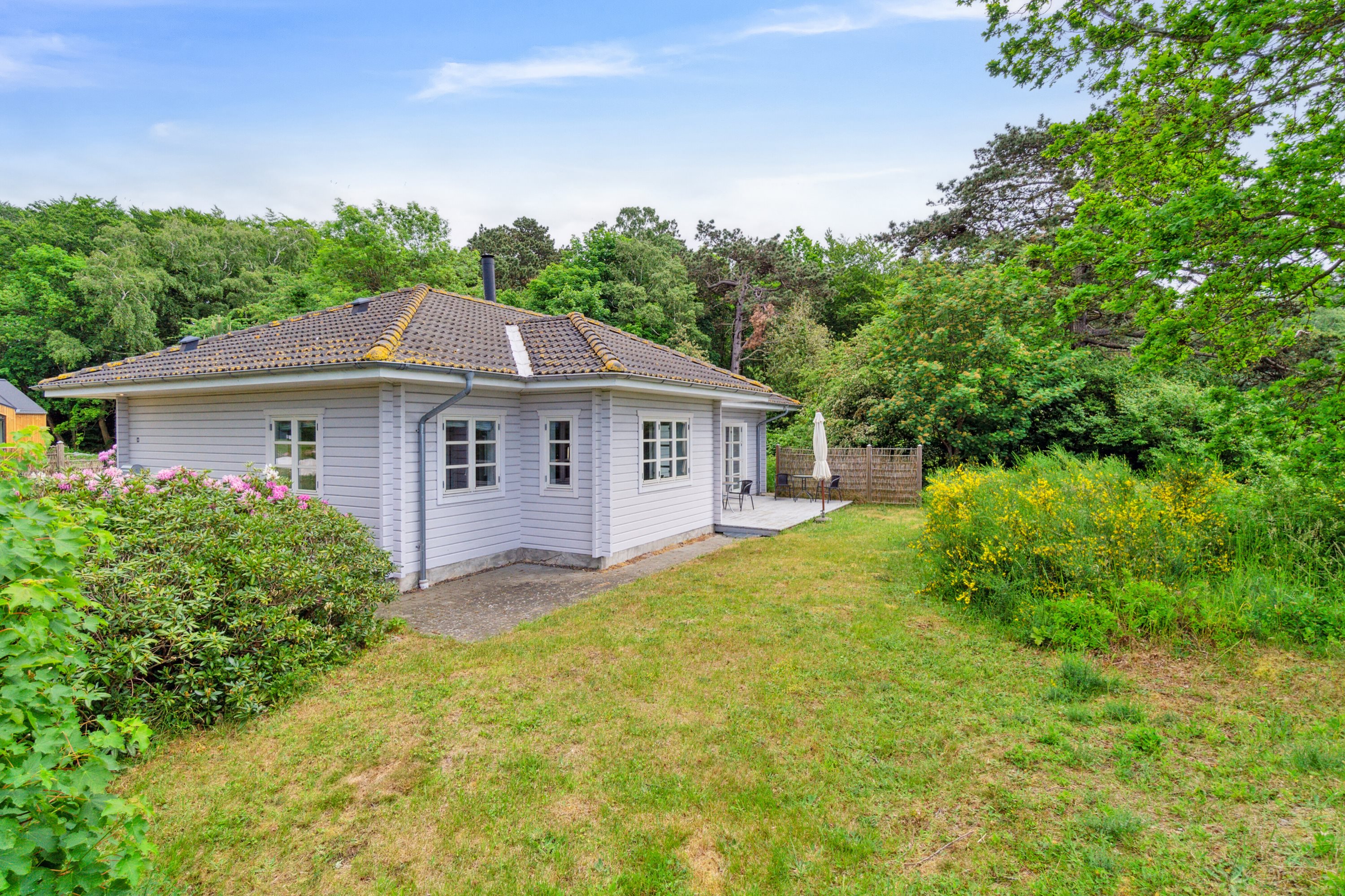 Fremhævet set fra haven billede i fuldskærmstilstand. Billede af Lersøvej 13, 3700 Rønne