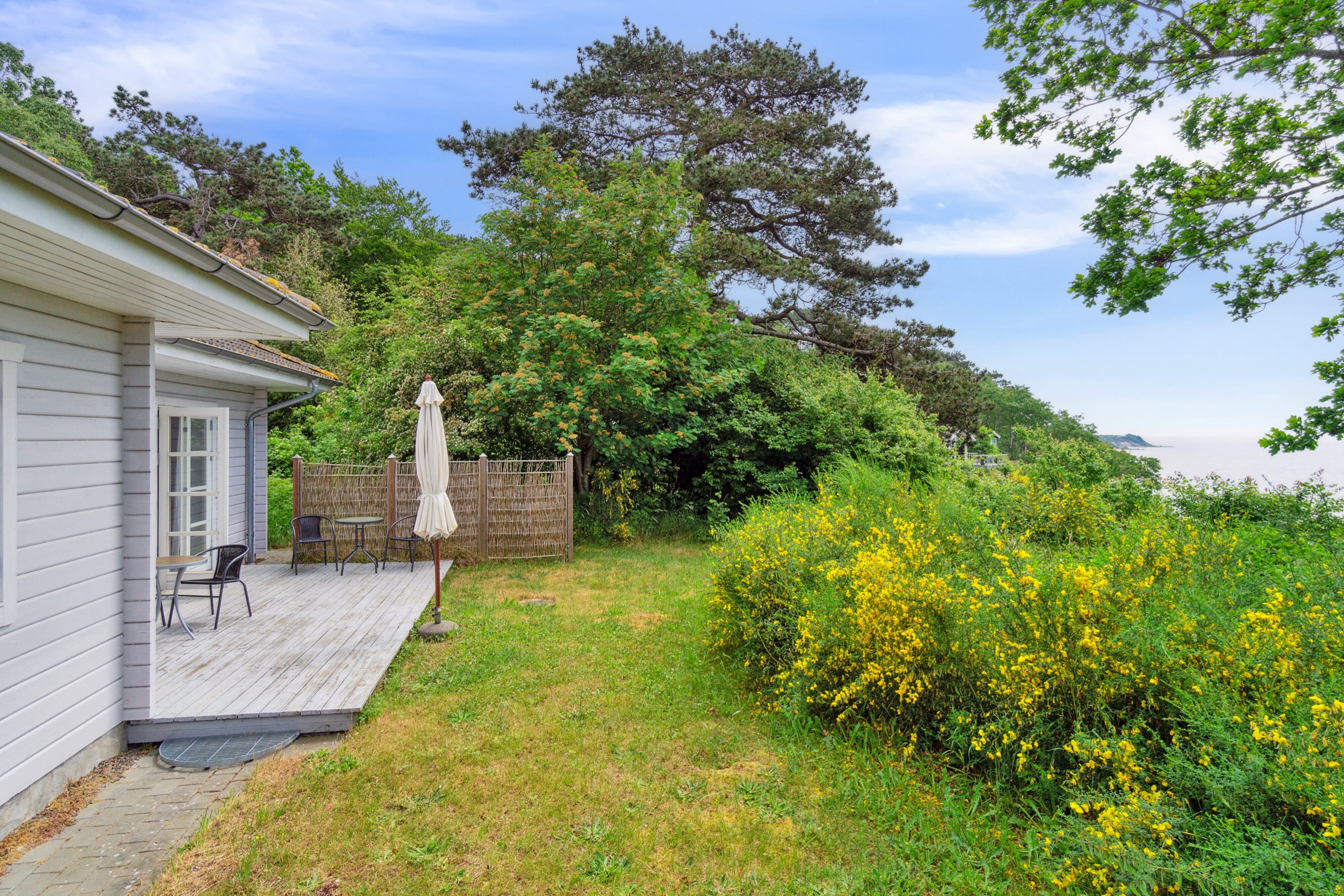 Fremhævet set fra haven billede i fuldskærmstilstand. Billede af Lersøvej 13, 3700 Rønne