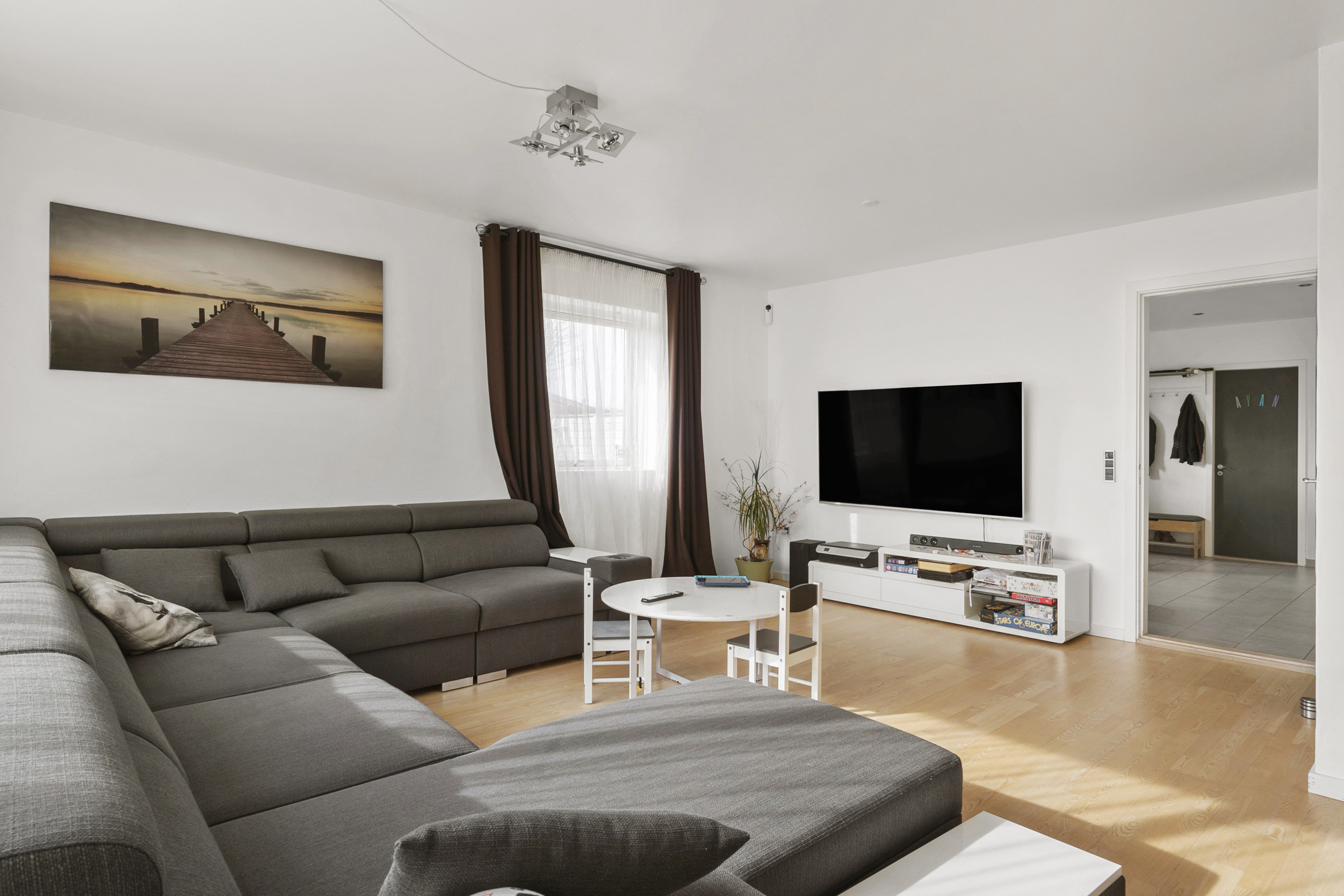 Fremhævet stue billede i fuldskærmstilstand. Billede af Platanalle 11, 8700 Horsens