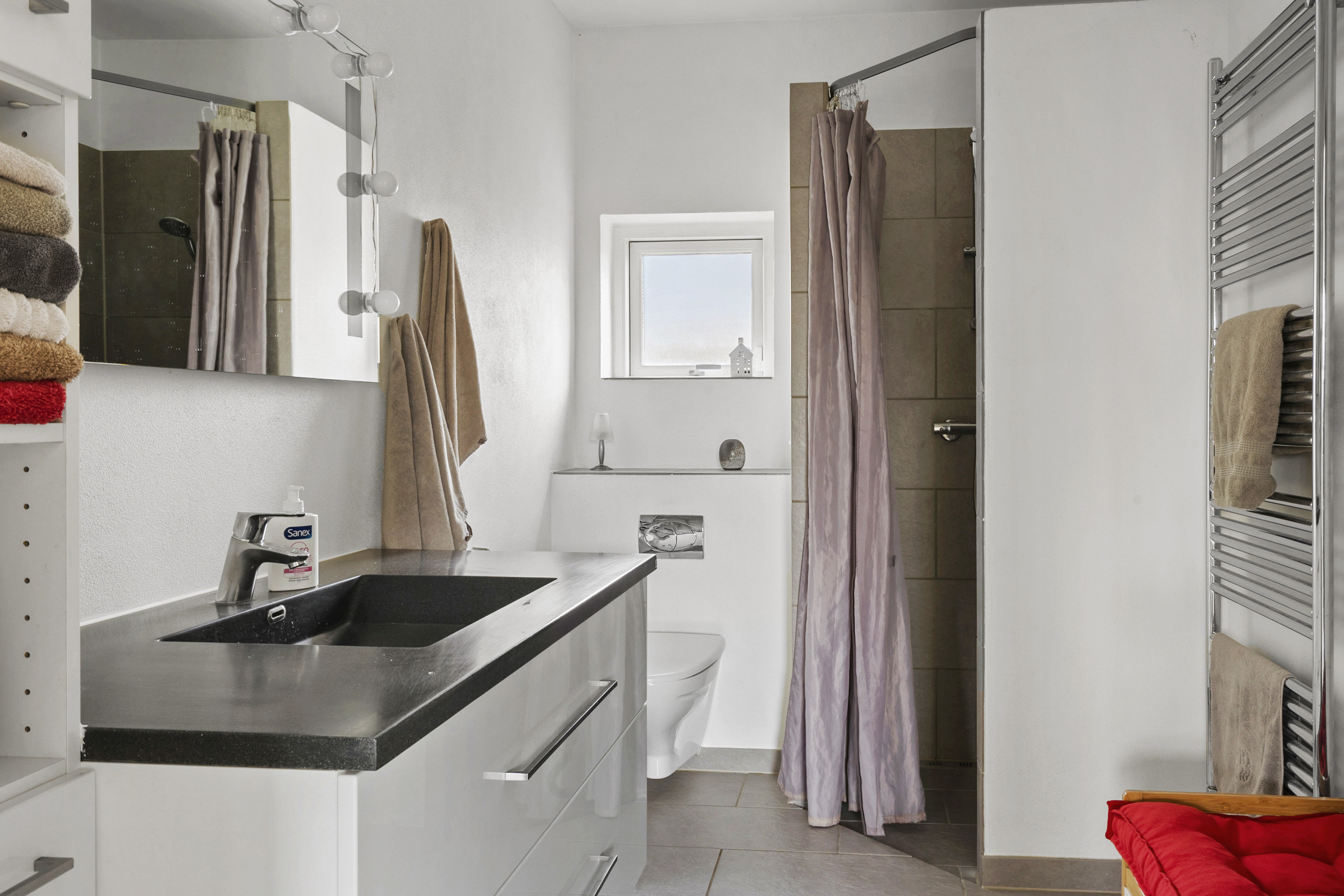 Fremhævet badeværelse billede i fuldskærmstilstand. Billede af Platanalle 11, 8700 Horsens