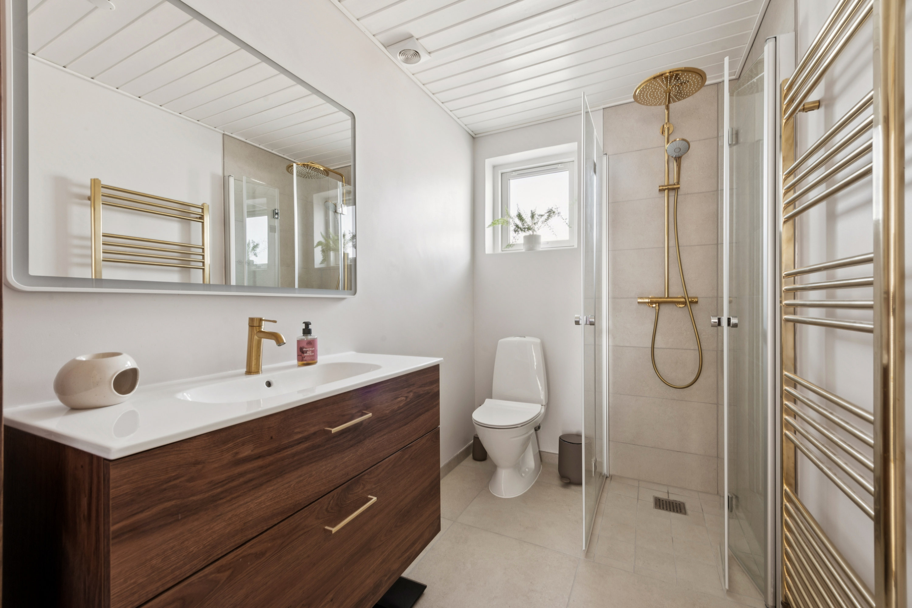 Fremhævet badeværelse billede i fuldskærmstilstand. Billede af Stenås 17, 2670 Greve