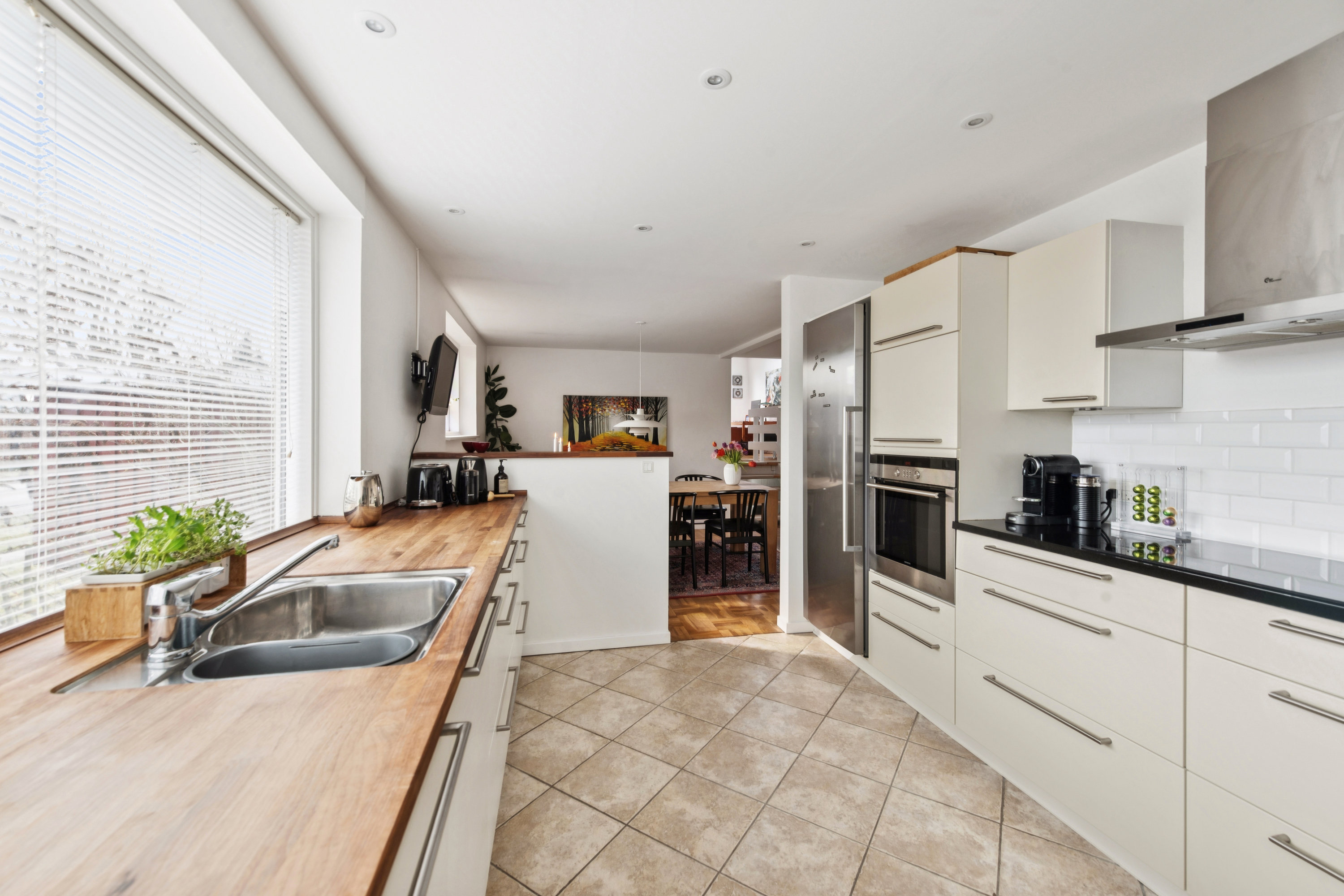 Fremhævet køkken billede i fuldskærmstilstand. Billede af Stenås 17, 2670 Greve