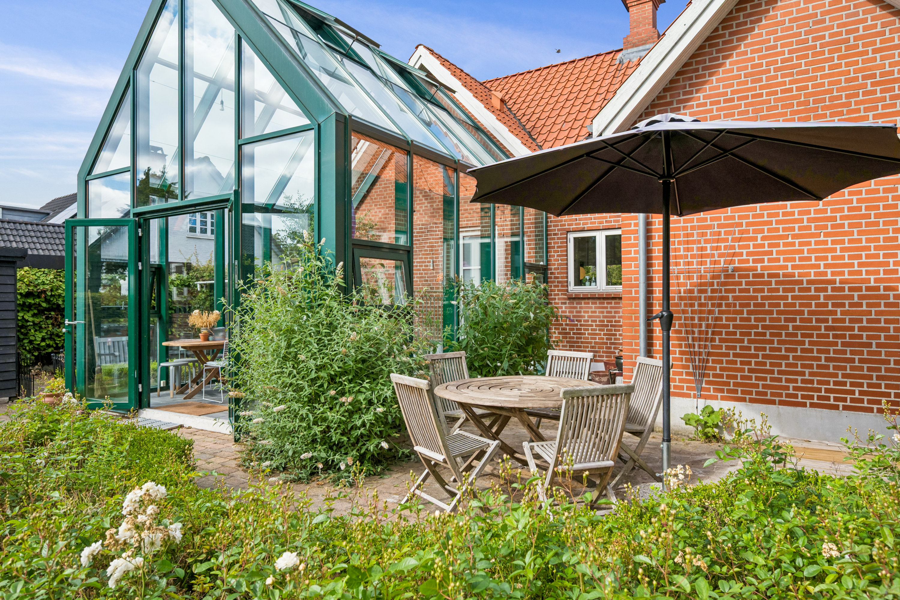 Fremhævet have billede i fuldskærmstilstand. Billede af Tinningvej 12, Foldby, 8382 Hinnerup