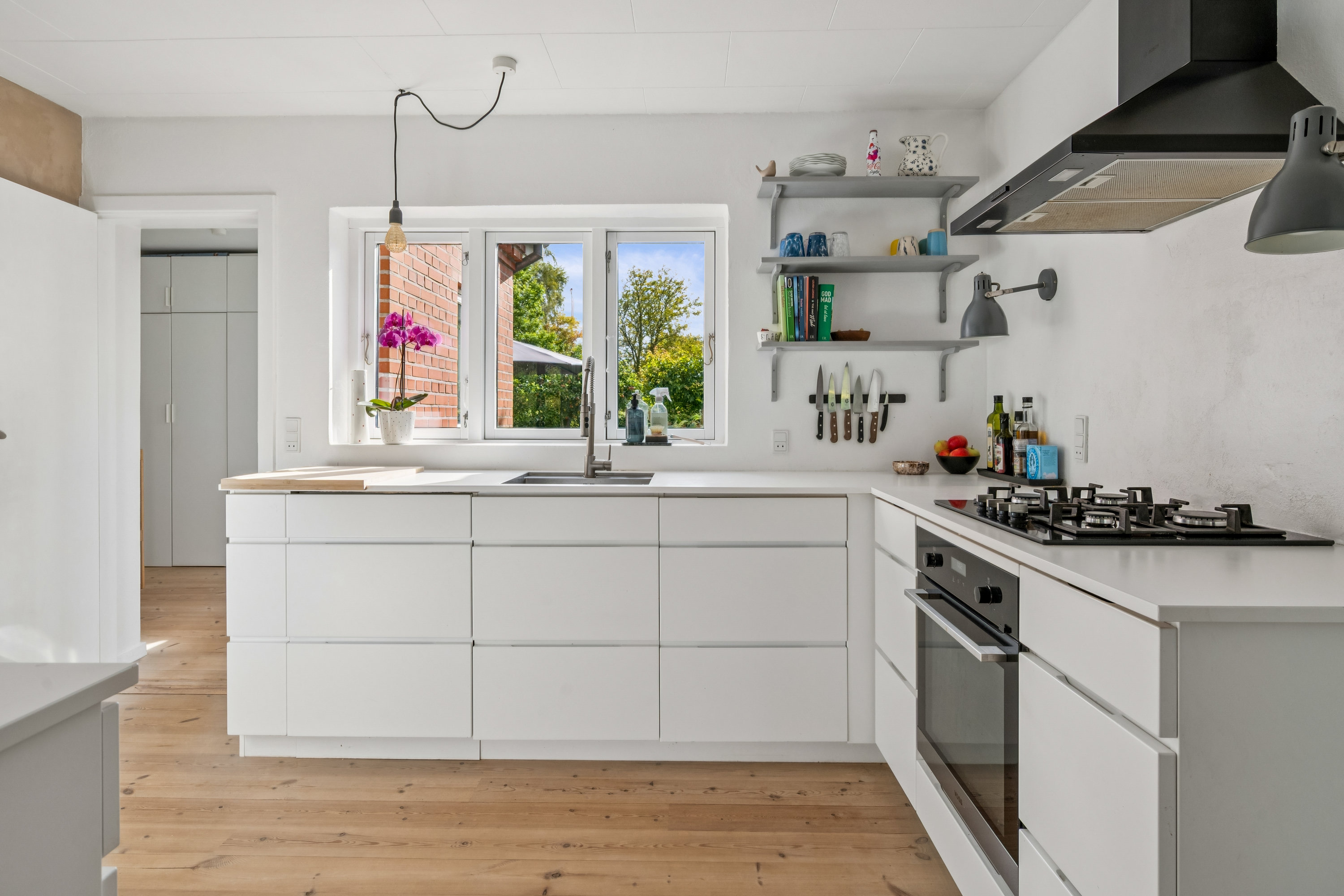 Fremhævet køkken billede i fuldskærmstilstand. Billede af Tinningvej 12, Foldby, 8382 Hinnerup