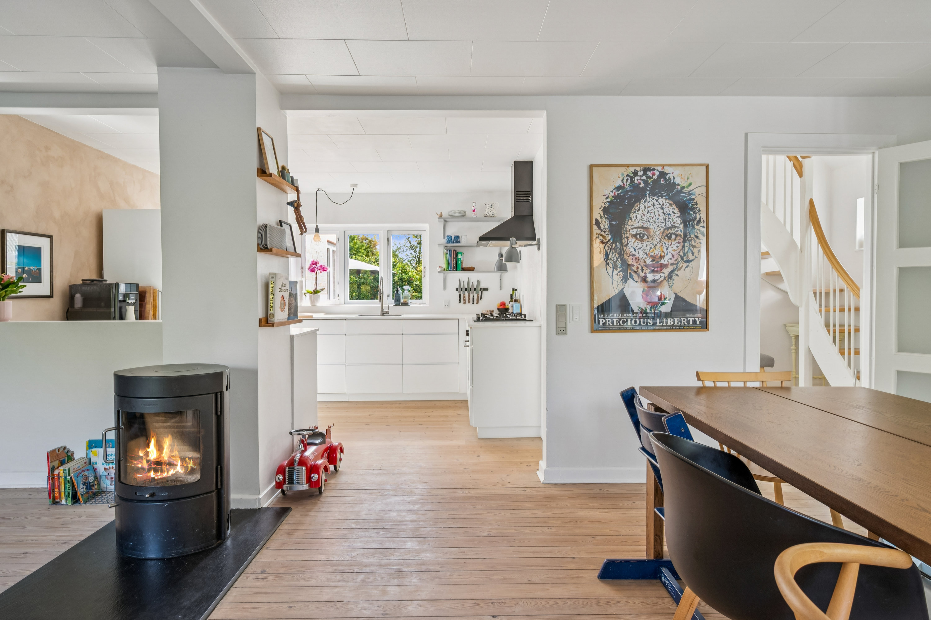 Fremhævet stue billede i fuldskærmstilstand. Billede af Tinningvej 12, Foldby, 8382 Hinnerup