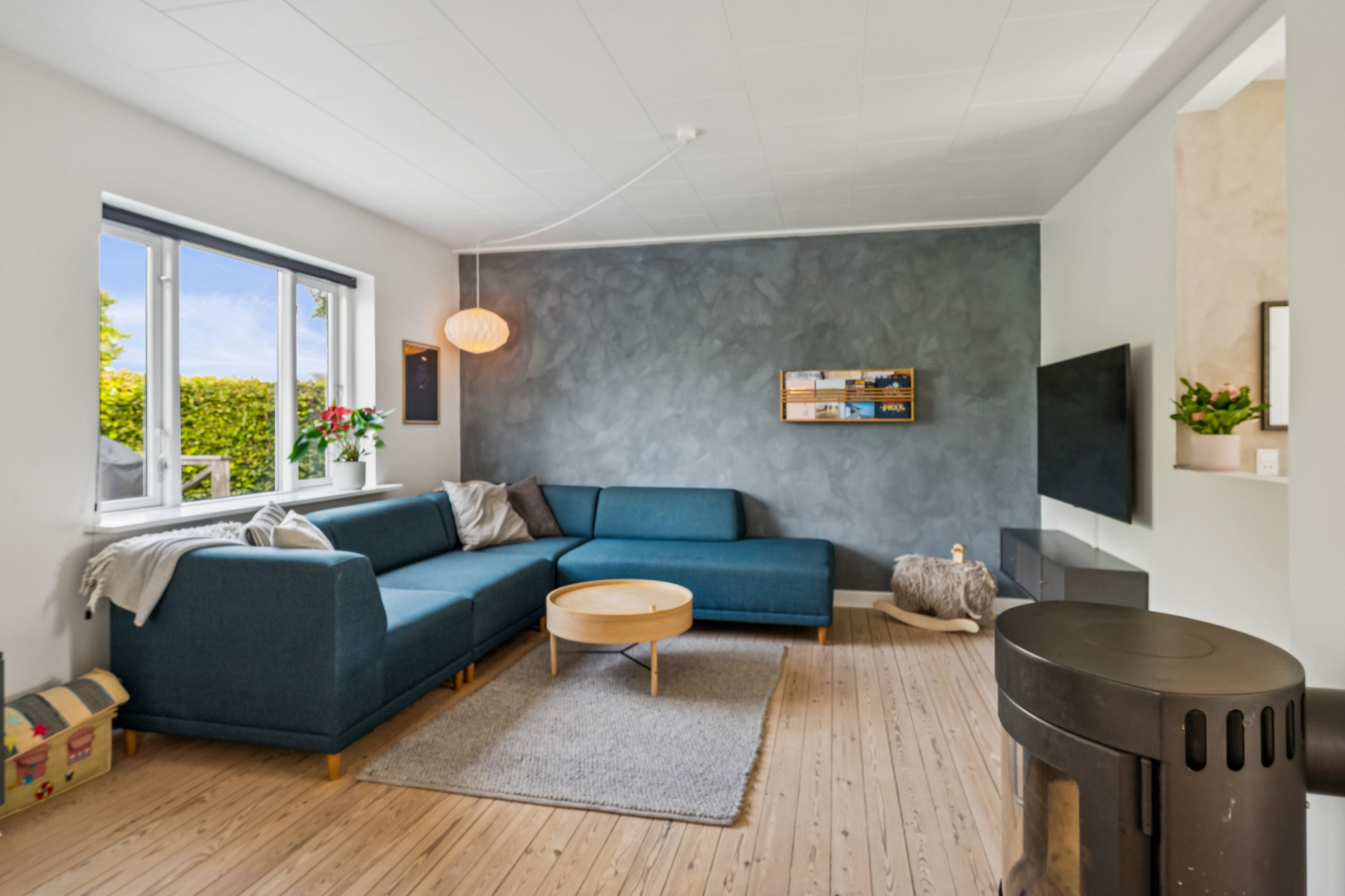 Fremhævet stue billede i fuldskærmstilstand. Billede af Tinningvej 12, Foldby, 8382 Hinnerup