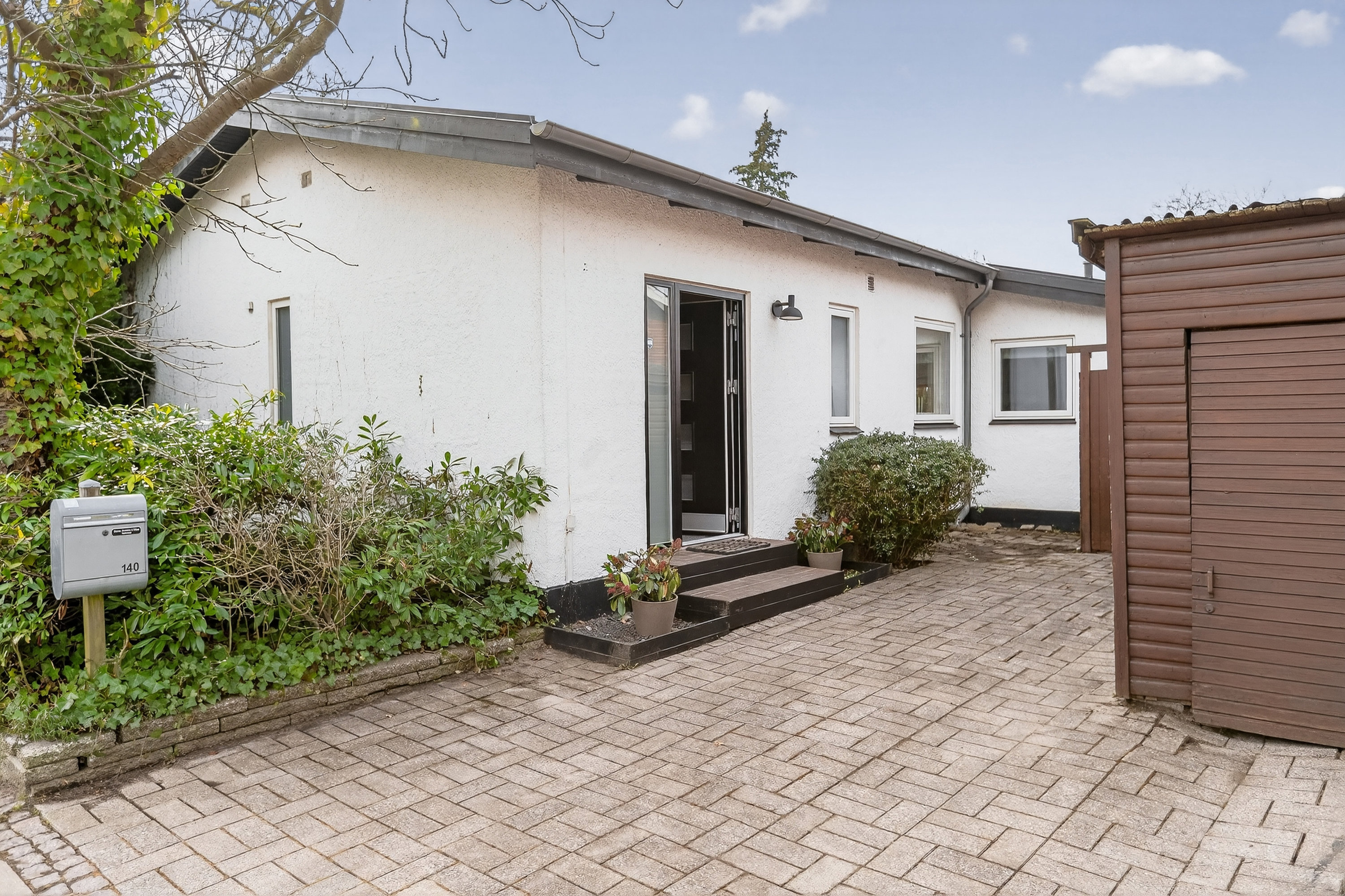 Fremhævet facade billede i fuldskærmstilstand. Billede af Hold-An Vej 140, 2750 Ballerup