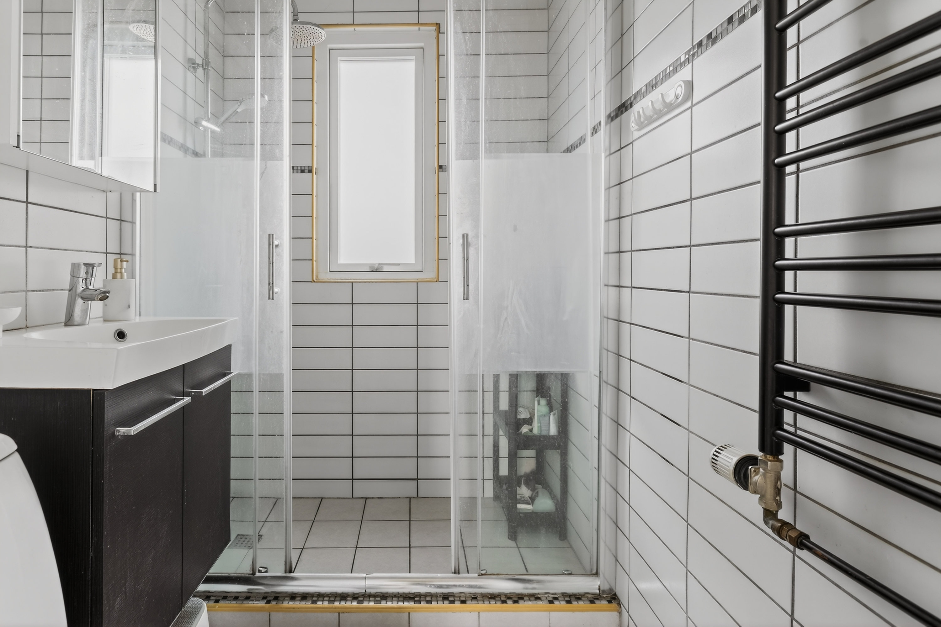 Fremhævet badeværelse billede i fuldskærmstilstand. Billede af Hold-An Vej 140, 2750 Ballerup