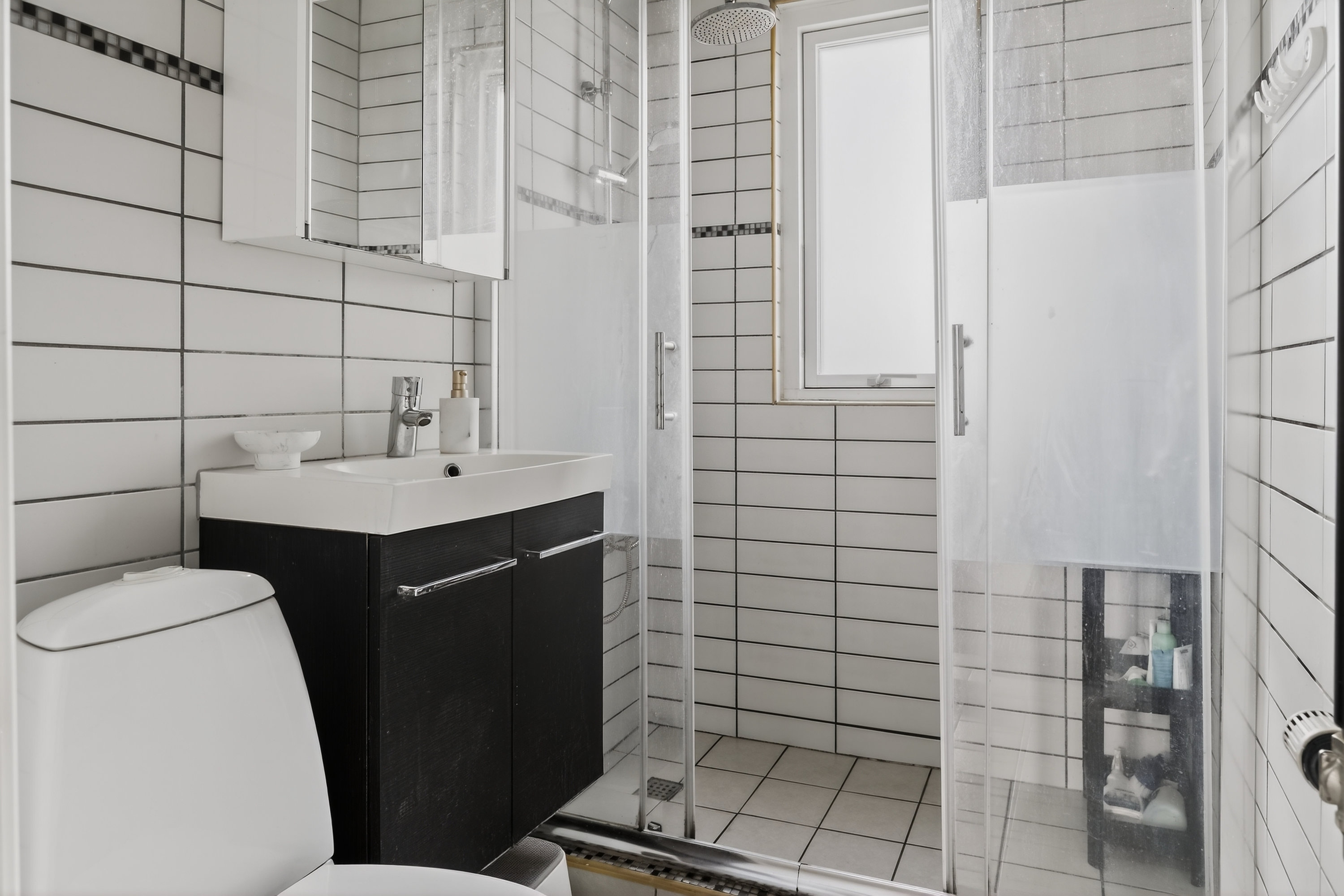 Fremhævet badeværelse billede i fuldskærmstilstand. Billede af Hold-An Vej 140, 2750 Ballerup