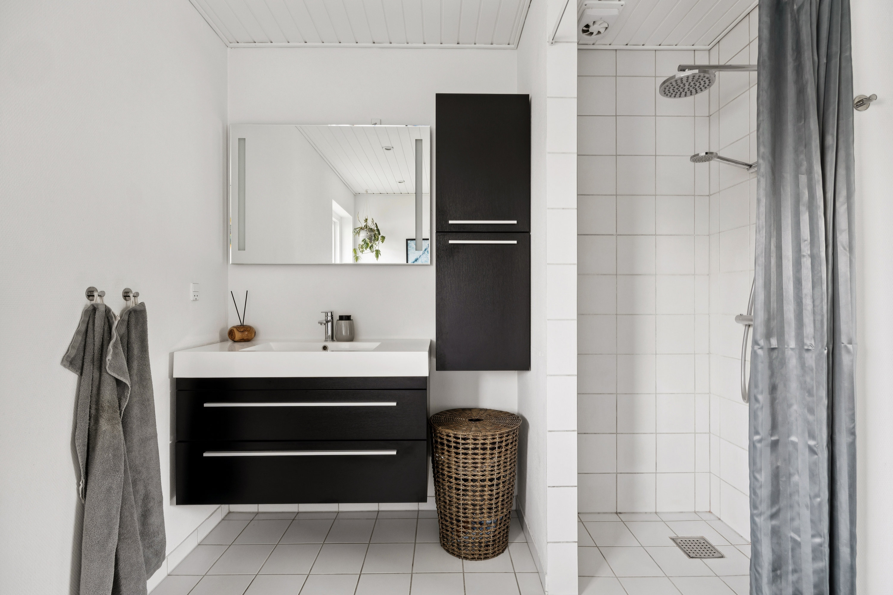 Fremhævet badeværelse billede i fuldskærmstilstand. Billede af Lindehegnet 34, 2670 Greve