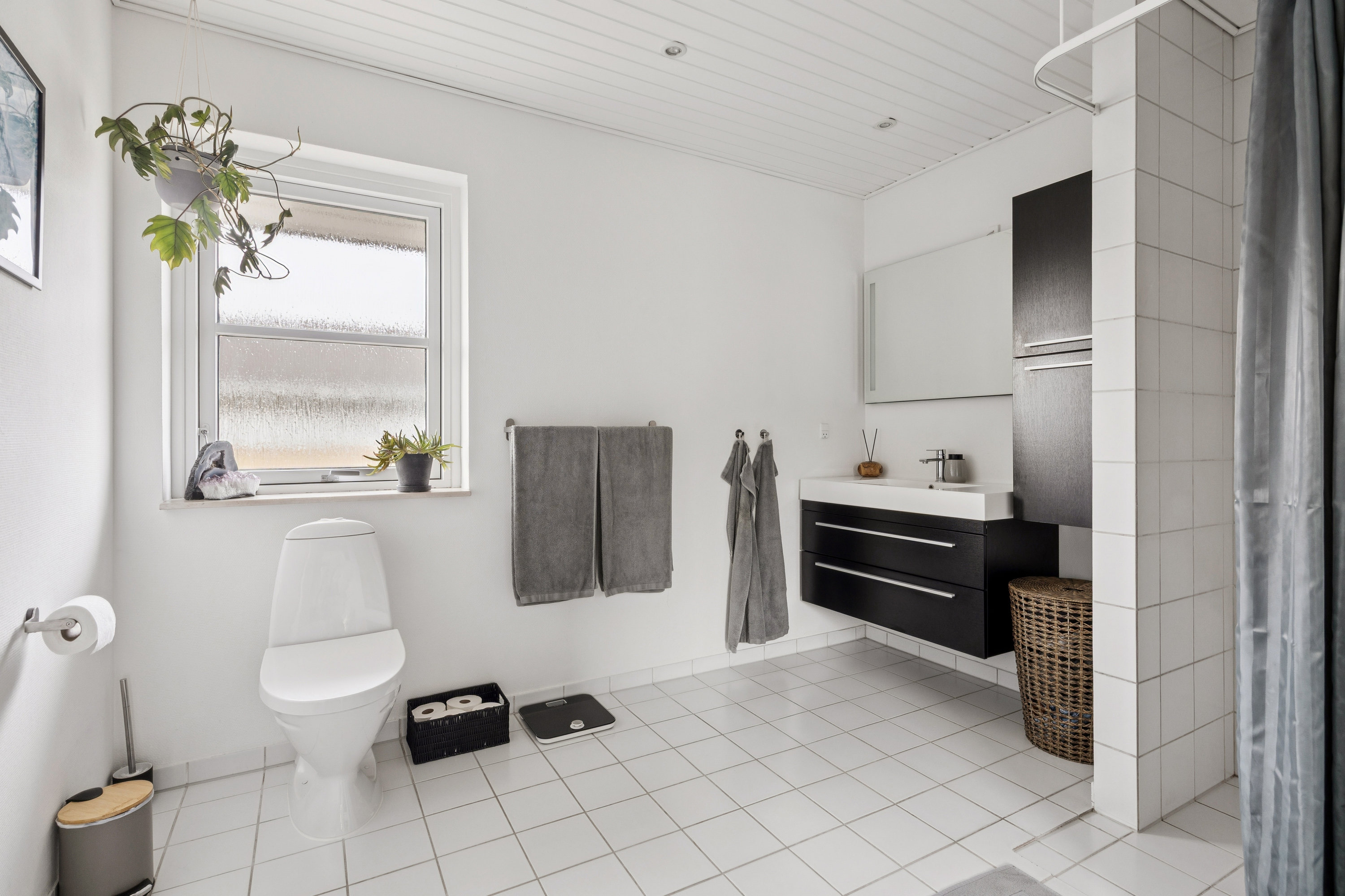 Fremhævet badeværelse billede i fuldskærmstilstand. Billede af Lindehegnet 34, 2670 Greve