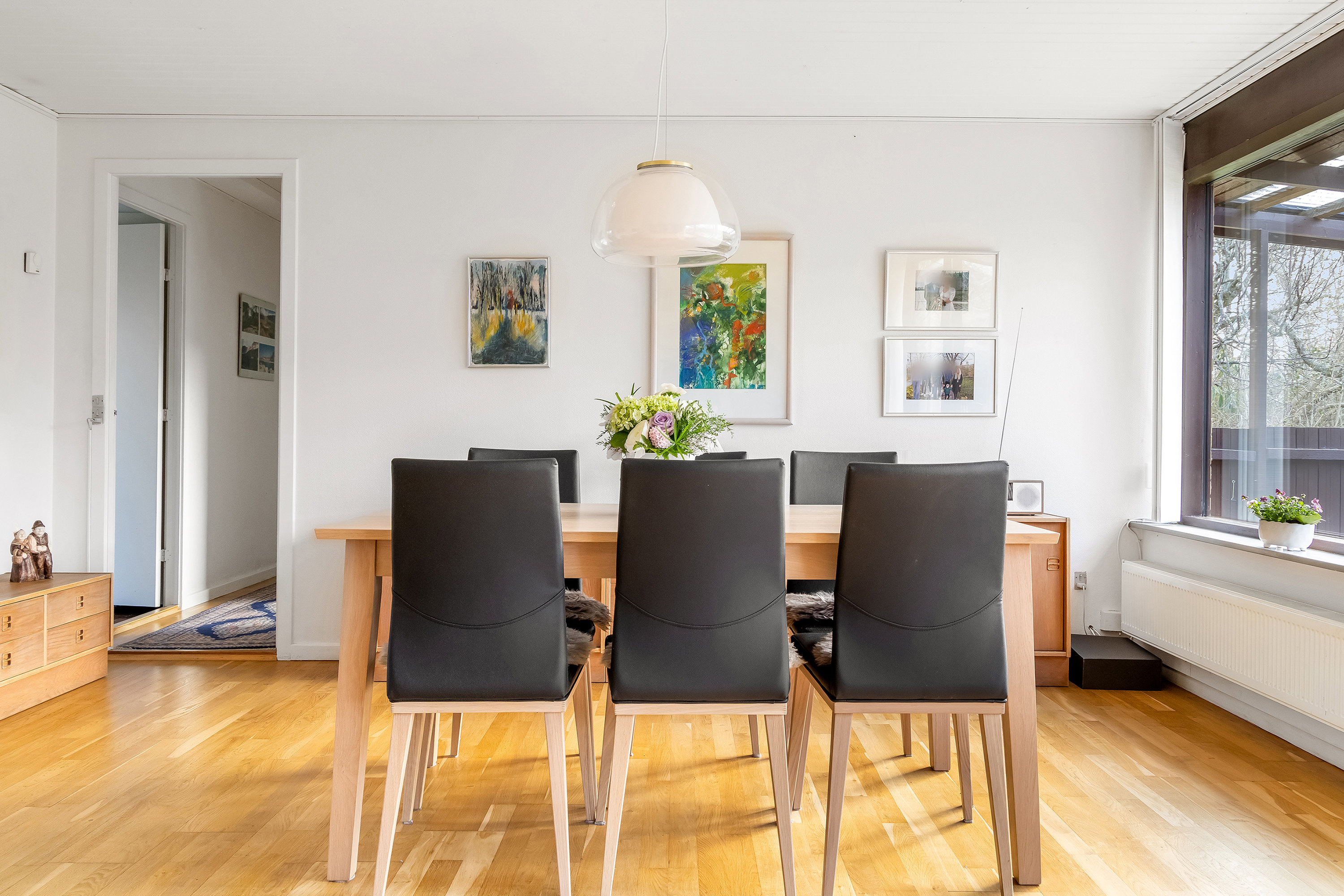 Fremhævet stue billede i fuldskærmstilstand. Billede af Vangeledet 4, 3400 Hillerød