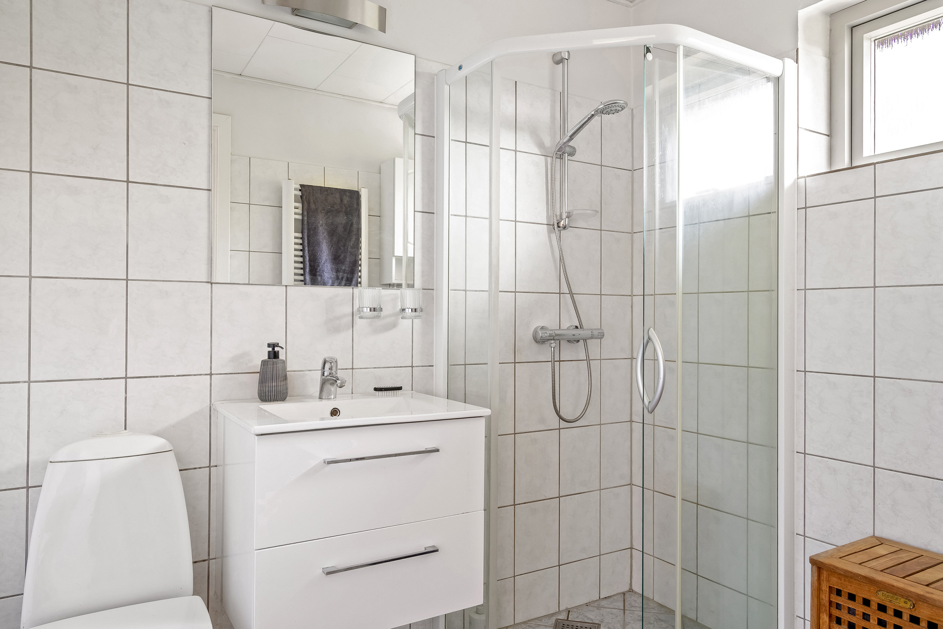 Fremhævet badeværelse billede i fuldskærmstilstand. Billede af Vangeledet 4, 3400 Hillerød