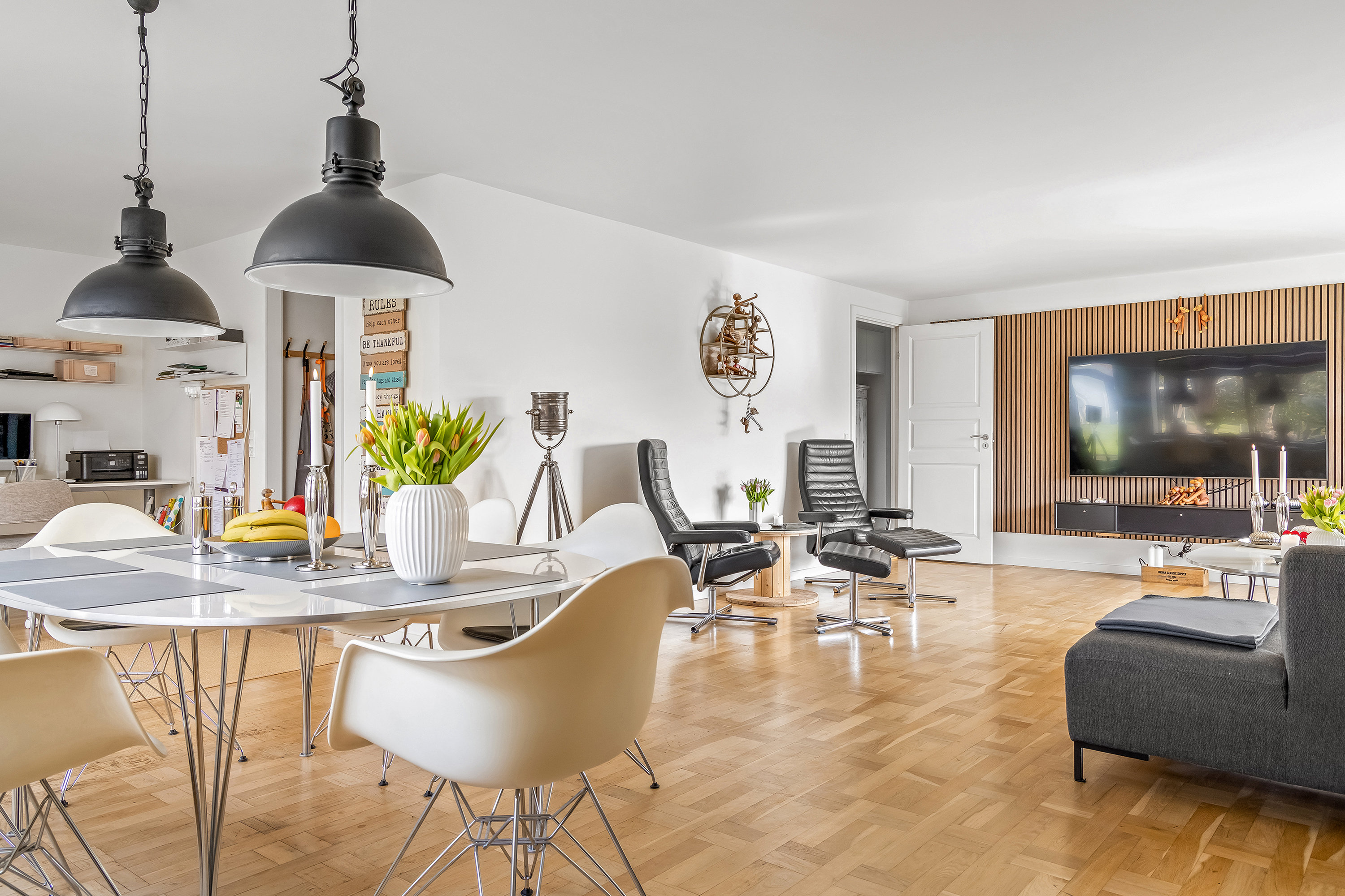 Fremhævet stue billede i fuldskærmstilstand. Billede af Arent Hansens Vej 24, Smidstrup, 3250 Gilleleje