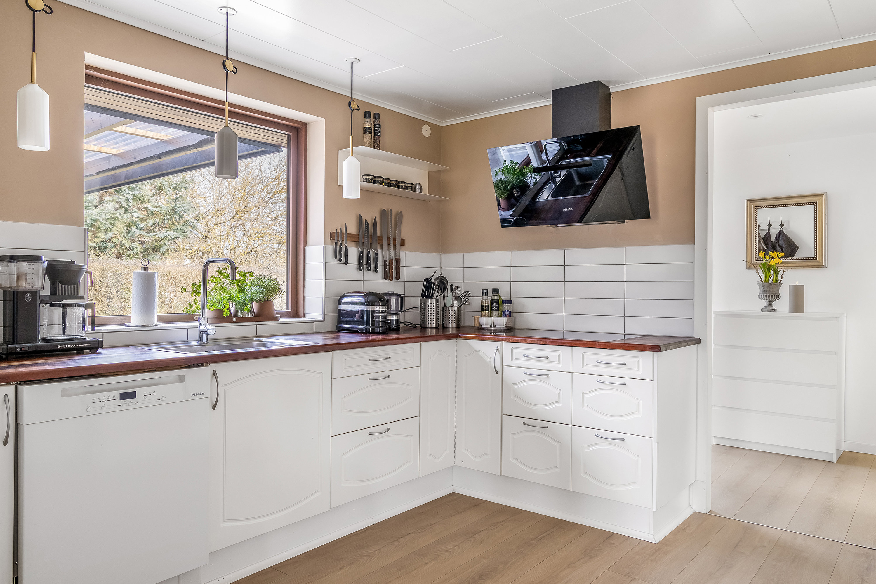 Fremhævet køkken billede i fuldskærmstilstand. Billede af Arent Hansens Vej 24, Smidstrup, 3250 Gilleleje