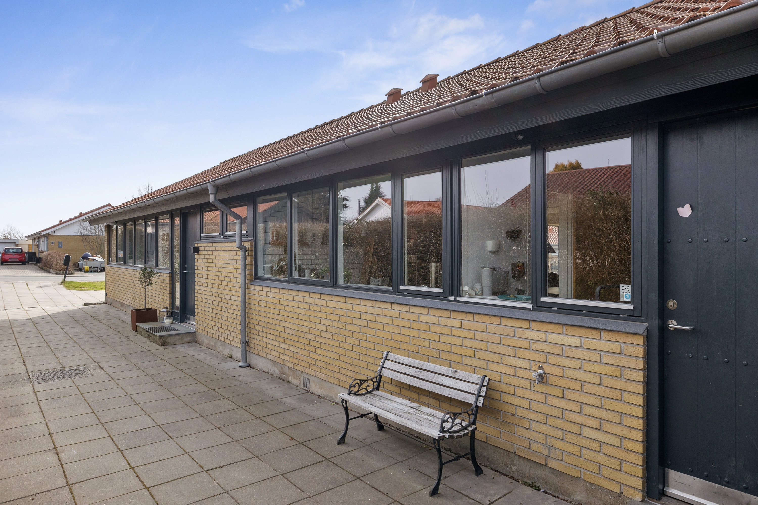 Fremhævet indkørsel billede i fuldskærmstilstand. Billede af Poppelvej 6, 8660 Skanderborg