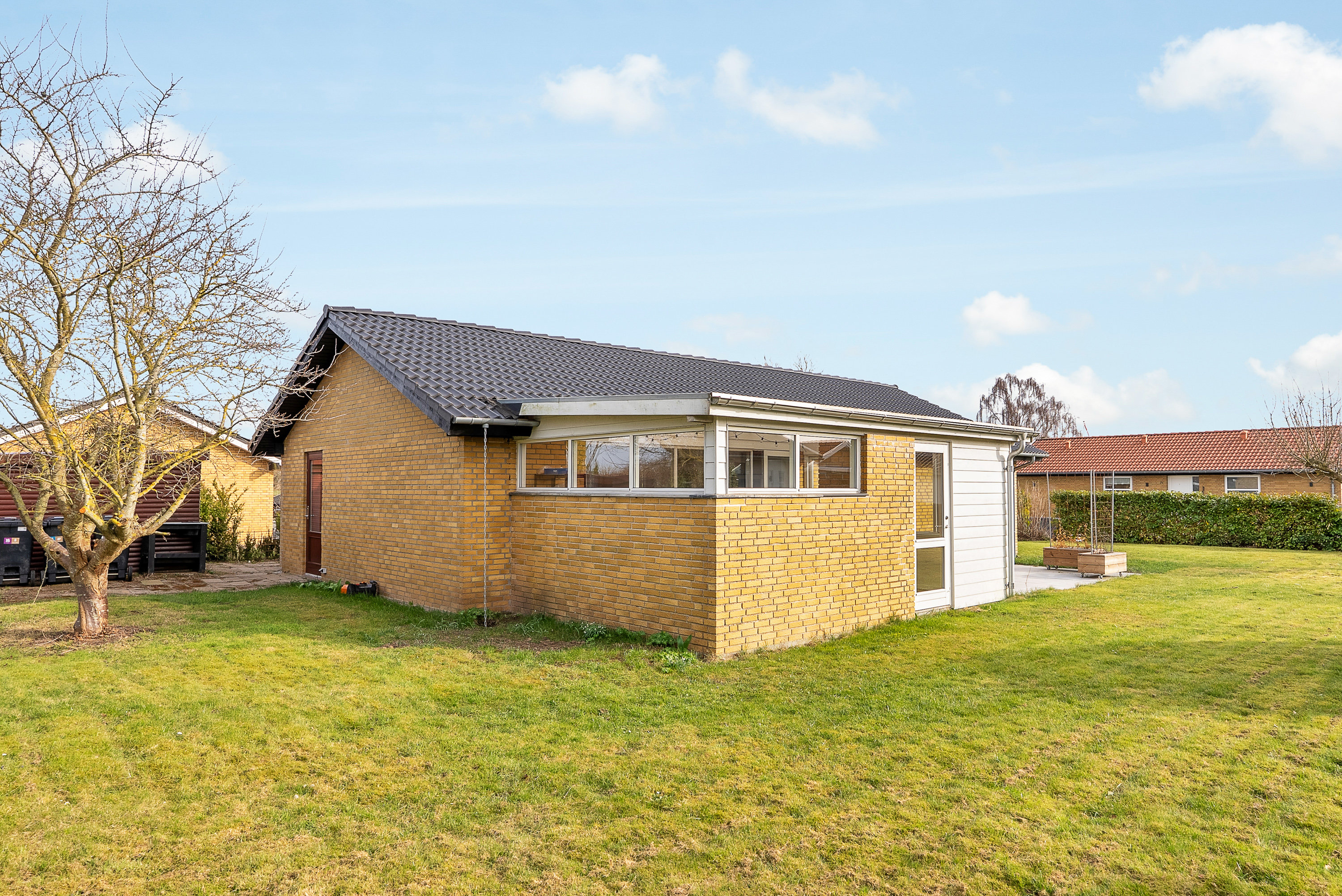 Fremhævet facade billede i fuldskærmstilstand. Billede af Anneksvænget 3, Næsbyhoved-Broby, 5270 Odense N