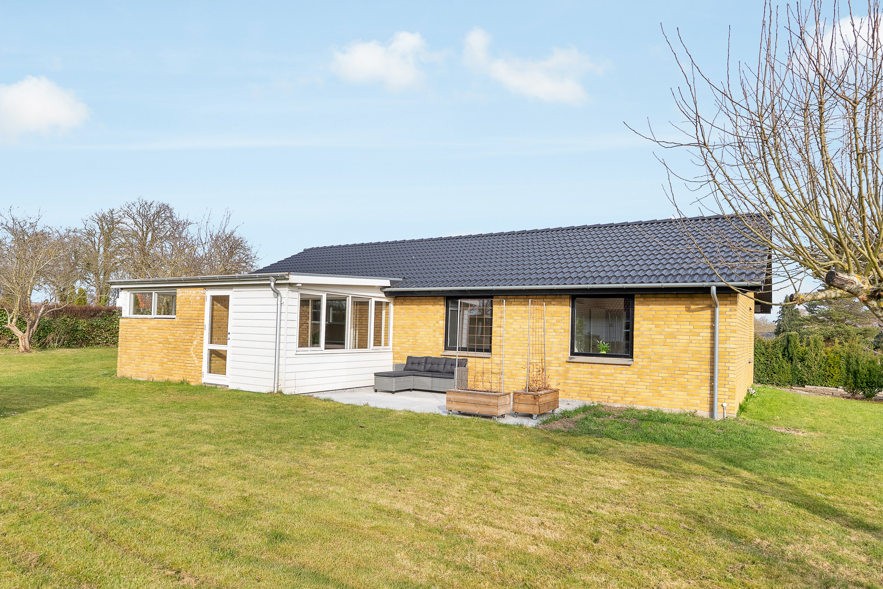 Fremhævet facade billede i fuldskærmstilstand. Billede af Anneksvænget 3, Næsbyhoved-Broby, 5270 Odense N