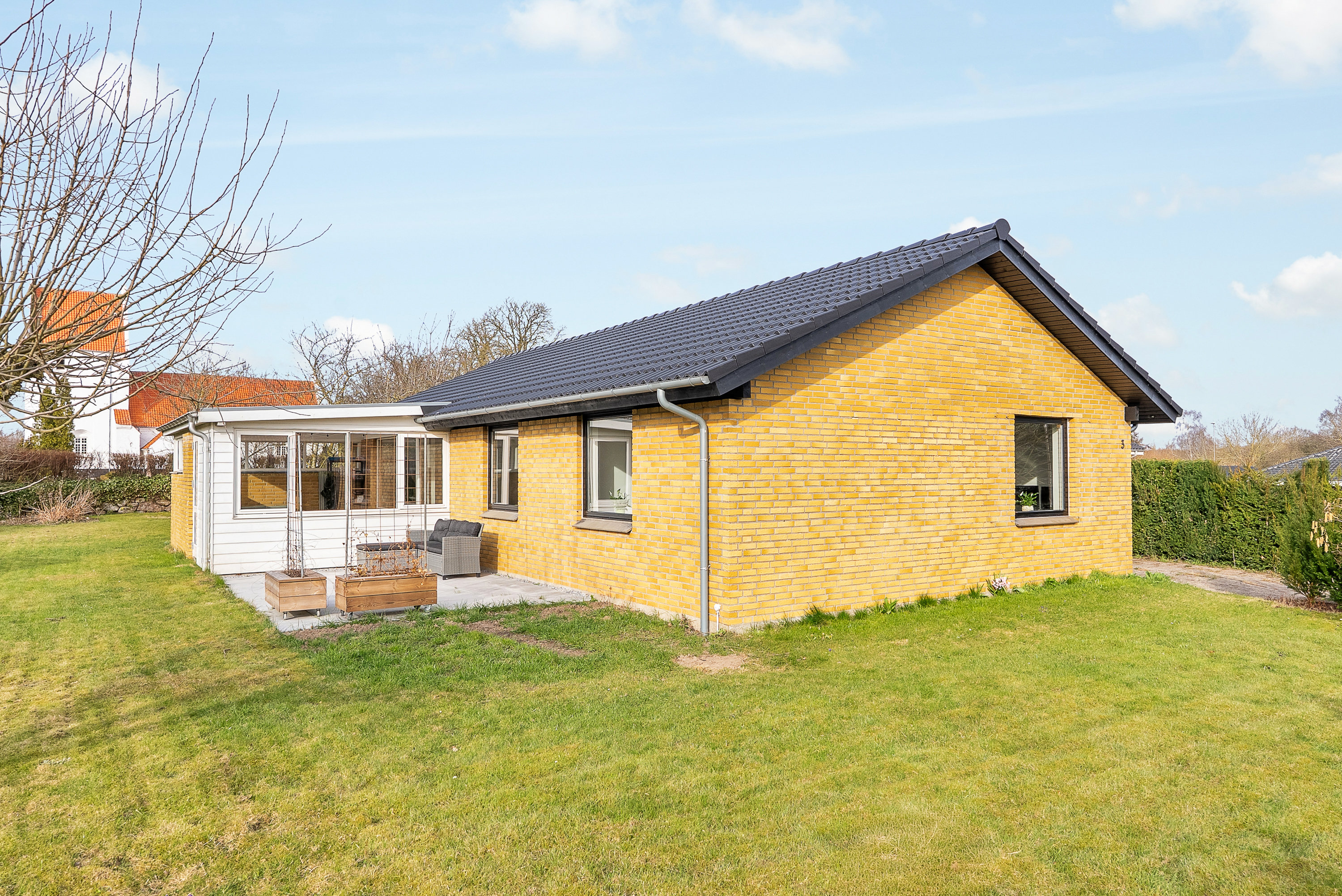 Fremhævet facade billede i fuldskærmstilstand. Billede af Anneksvænget 3, Næsbyhoved-Broby, 5270 Odense N